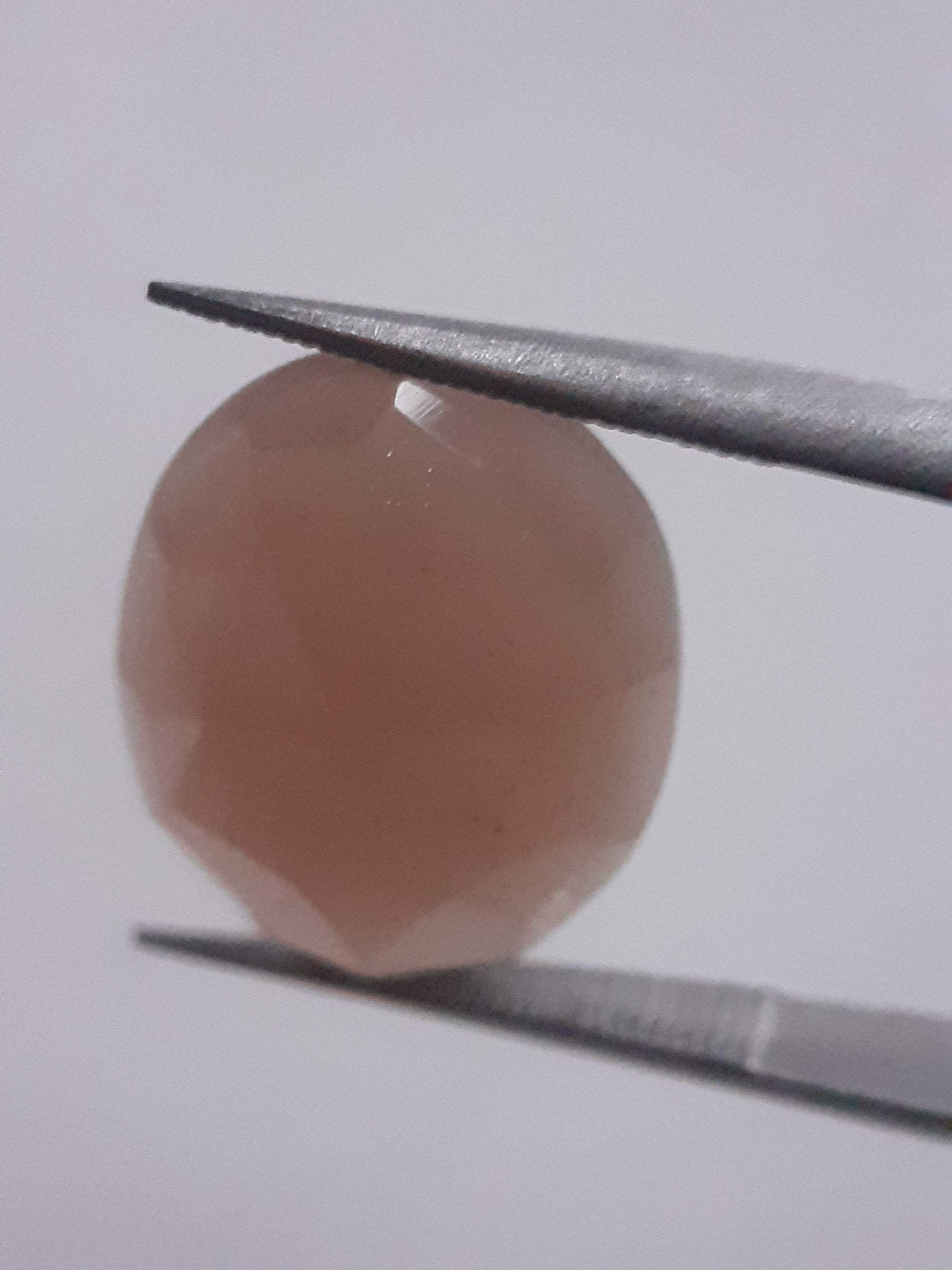 Natural Moonstone faceted - peach moonstone - 5.419 ct - oval - rose cut - Natural Gems Belgium