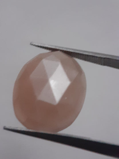 Natural Moonstone faceted - peach moonstone - 5.419 ct - oval - rose cut - Natural Gems Belgium