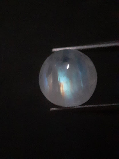 Natural Moonstone - rainbow adularescence - 3.923 ct - round cabochon - Natural Gems Belgium