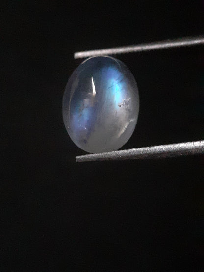 Natural Moonstone - light blue and blue adularescence - 2.099 ct - oval cabochon - Natural Gems Belgium