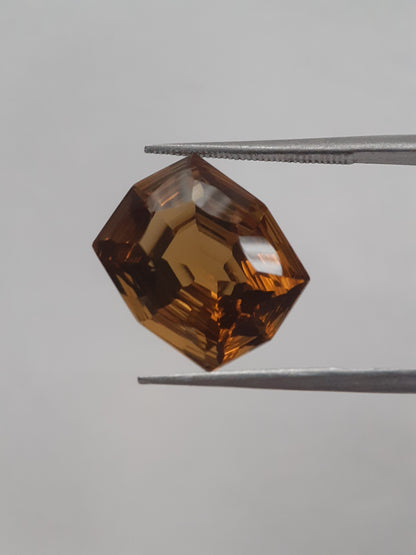 Natural honey color Citrine - 8.339 ct - hexagon - unheated - certified natural - Natural Gems Belgium