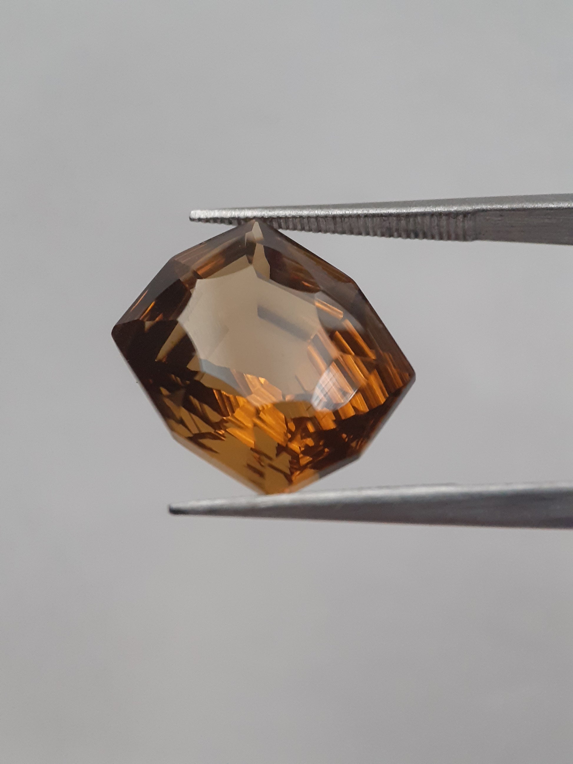 Natural honey color Citrine - 8.339 ct - hexagon - unheated - certified natural - Natural Gems Belgium