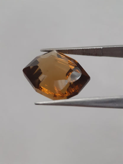 Natural honey color Citrine - 8.339 ct - hexagon - unheated - certified natural - Natural Gems Belgium