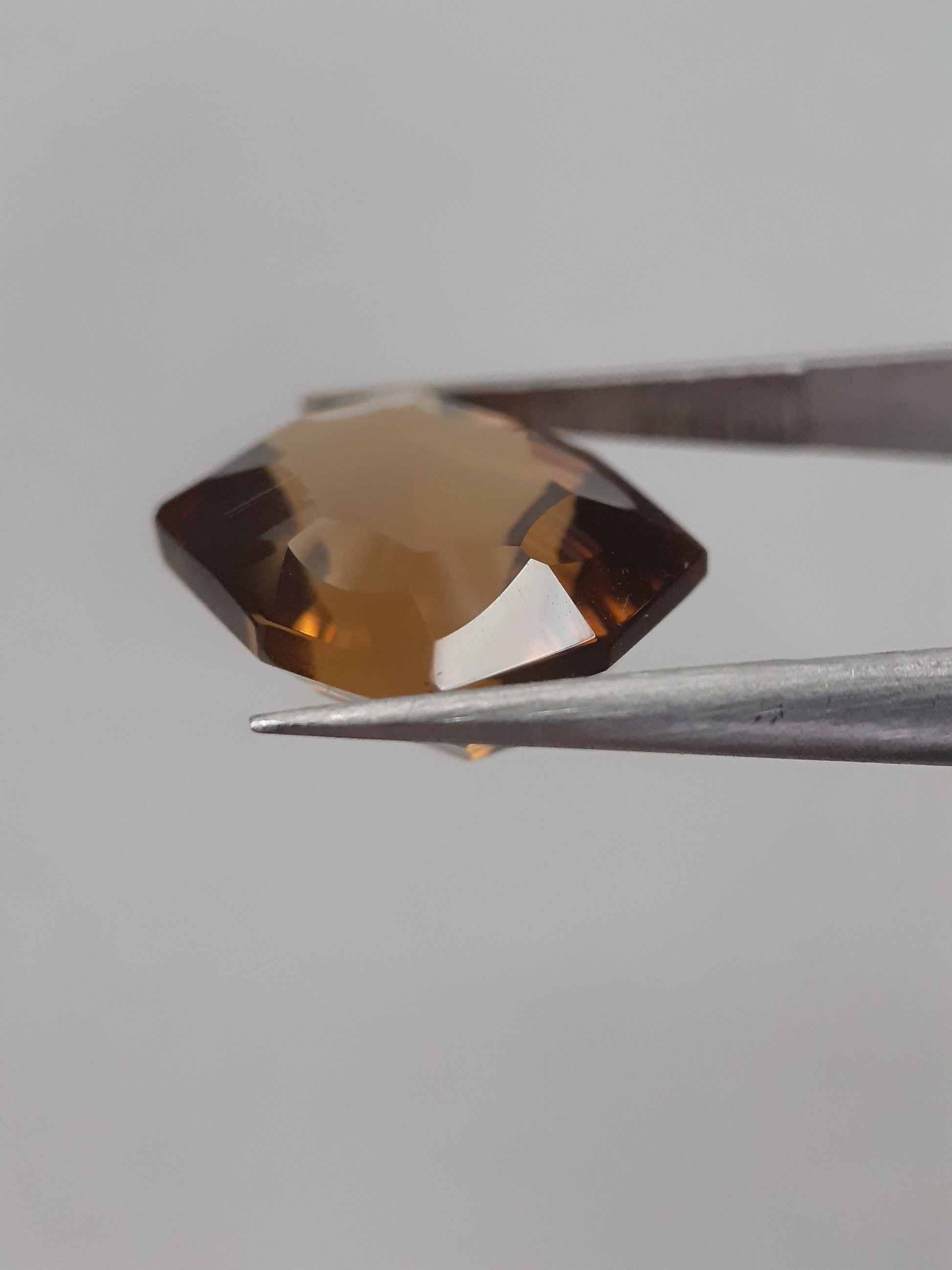 Natural honey color Citrine - 8.339 ct - hexagon - unheated - certified natural - Natural Gems Belgium