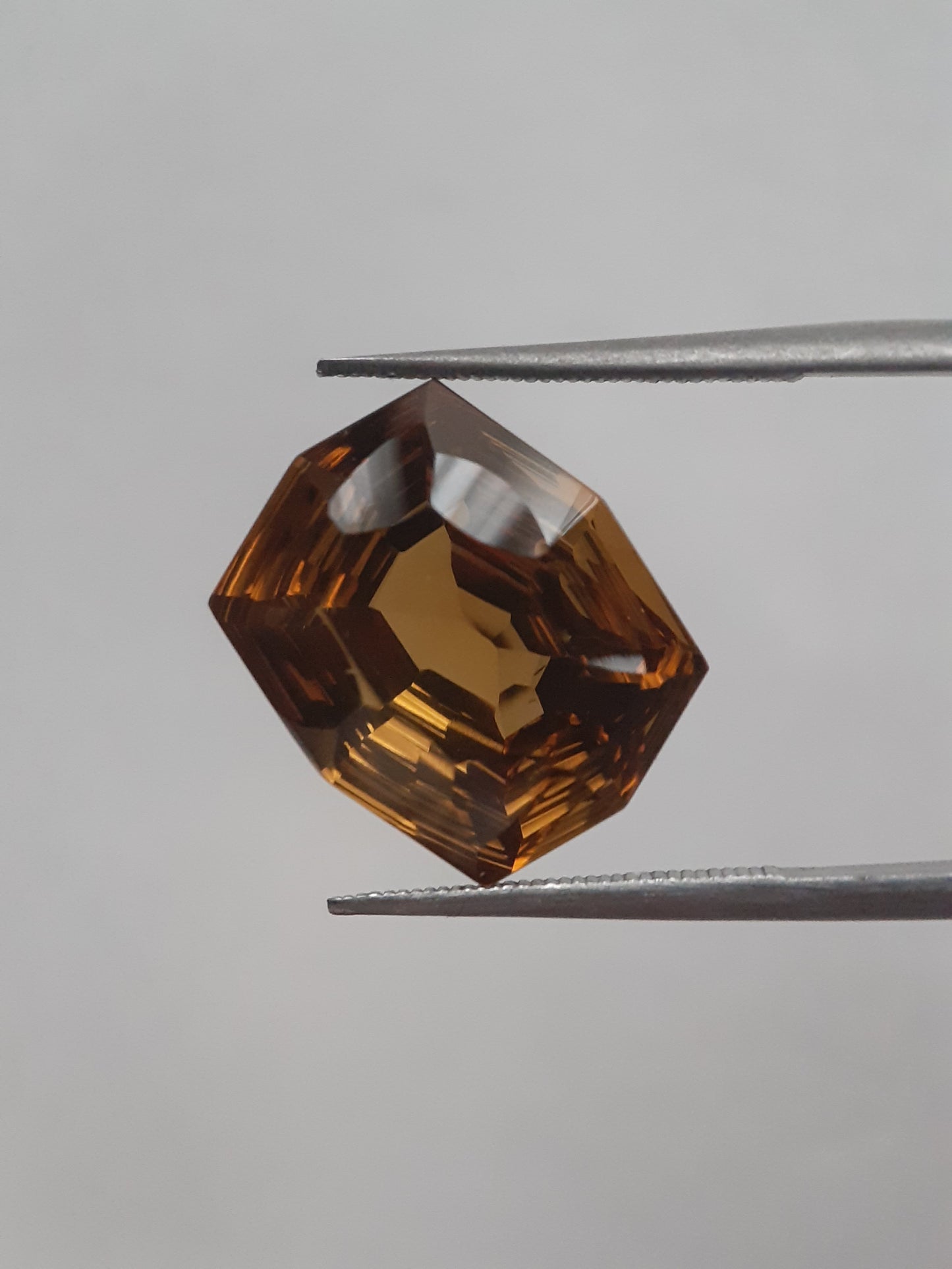 Natural honey color Citrine - 8.339 ct - hexagon - unheated - certified natural - Natural Gems Belgium