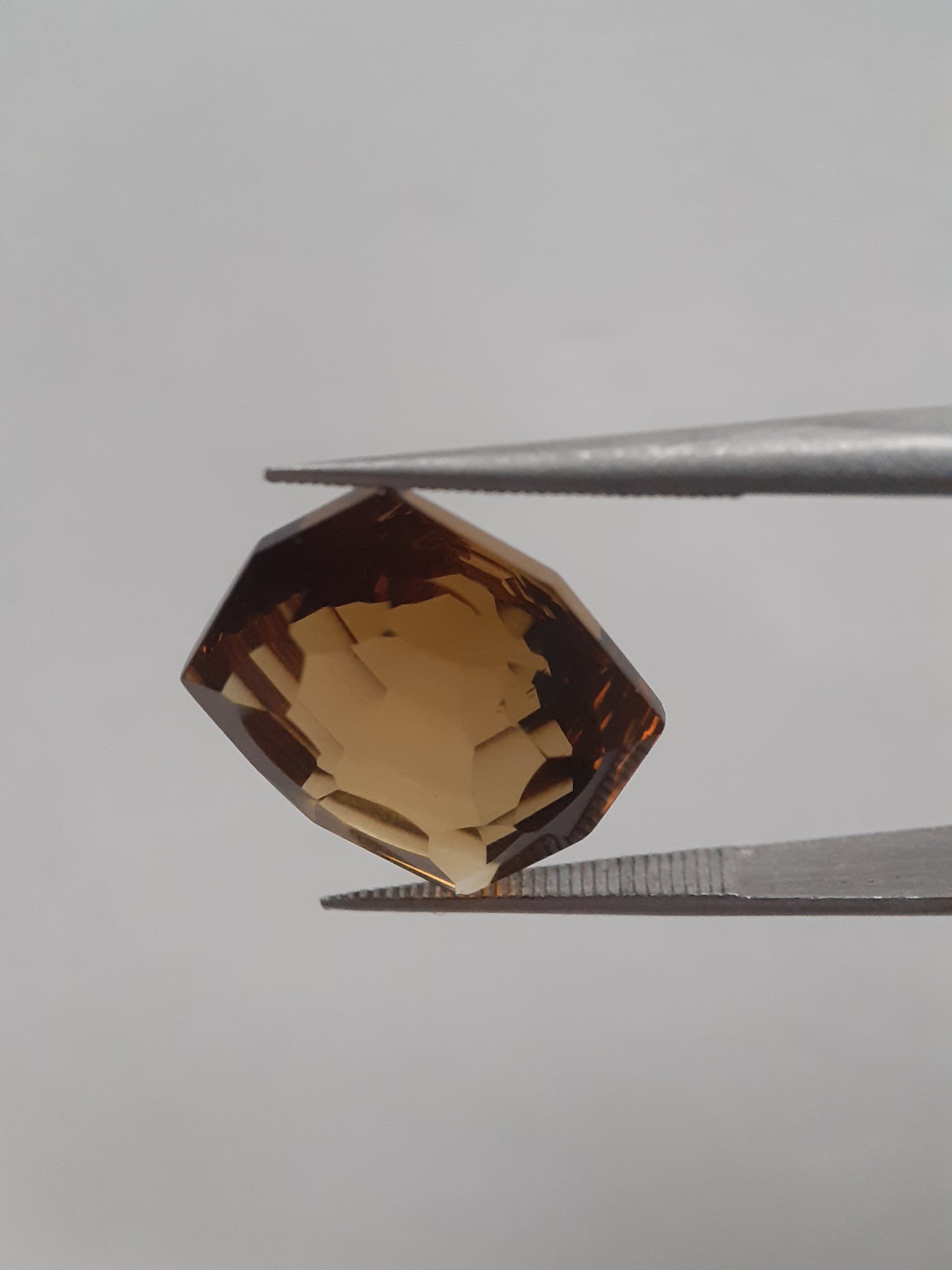 Natural honey color Citrine - 8.339 ct - hexagon - unheated - certified natural - Natural Gems Belgium