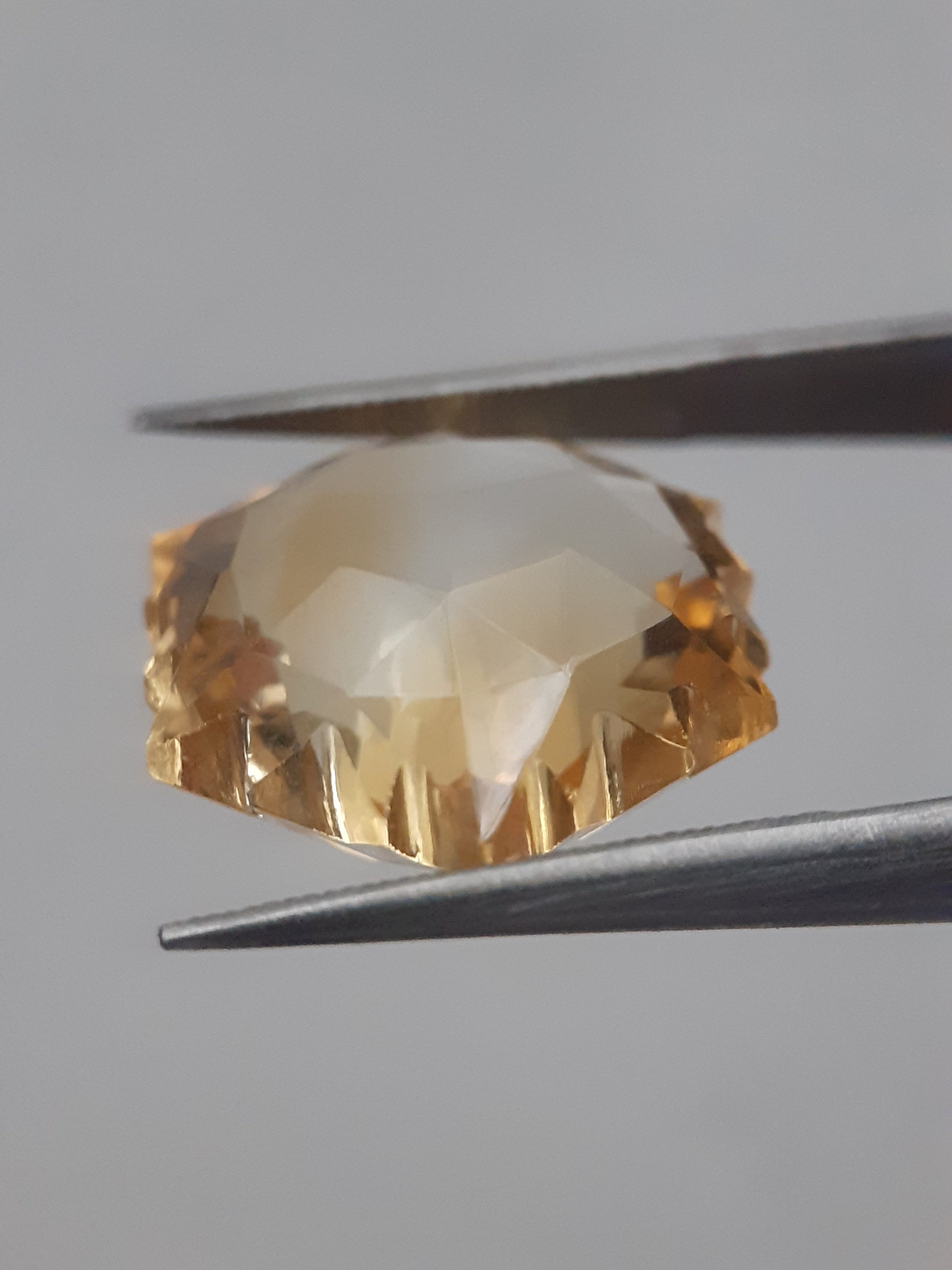 Natural light yellow Citrine - 9.990 ct - hexagon - unheated - Natural Gems Belgium