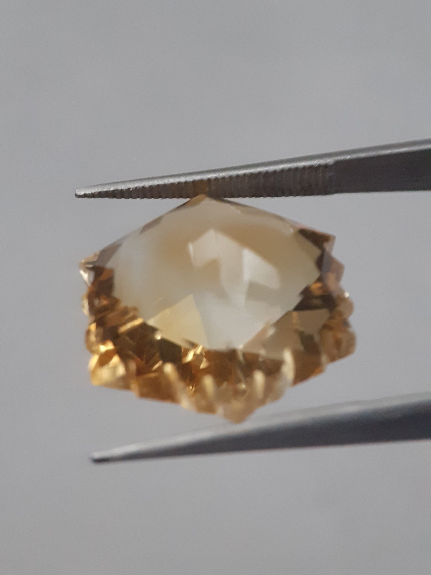 Natural light yellow Citrine - 9.990 ct - hexagon - unheated - Natural Gems Belgium