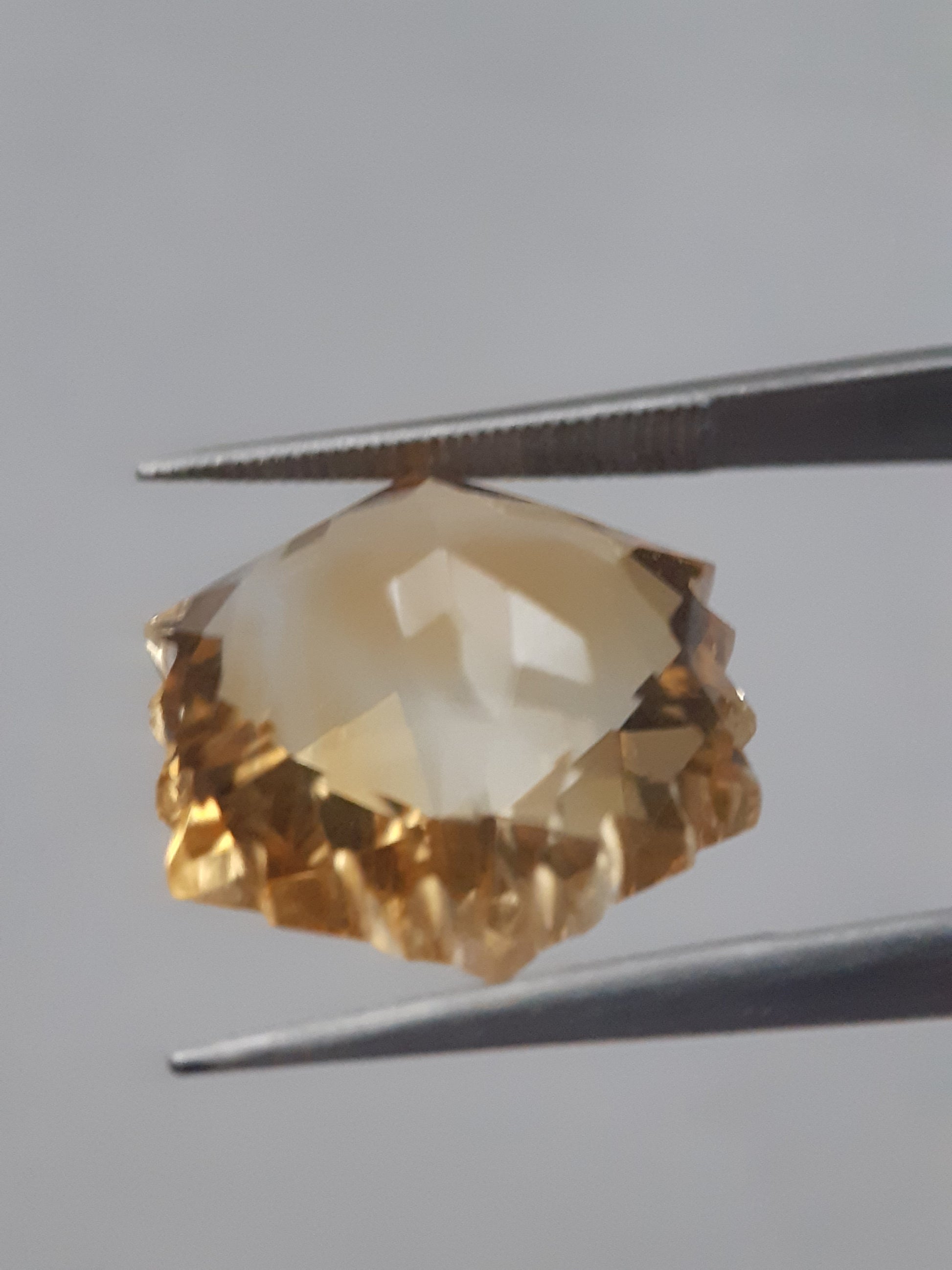 Natural light yellow Citrine - 9.990 ct - hexagon - unheated - Natural Gems Belgium