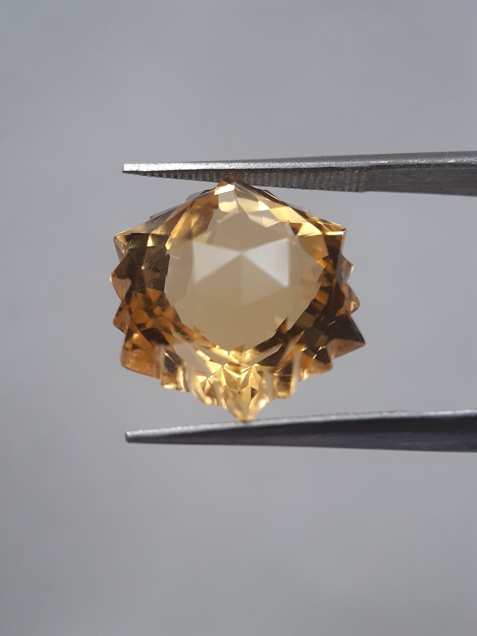 Natural yellow Citrine - 9.363 ct - hexagon - unheated - Natural Gems Belgium