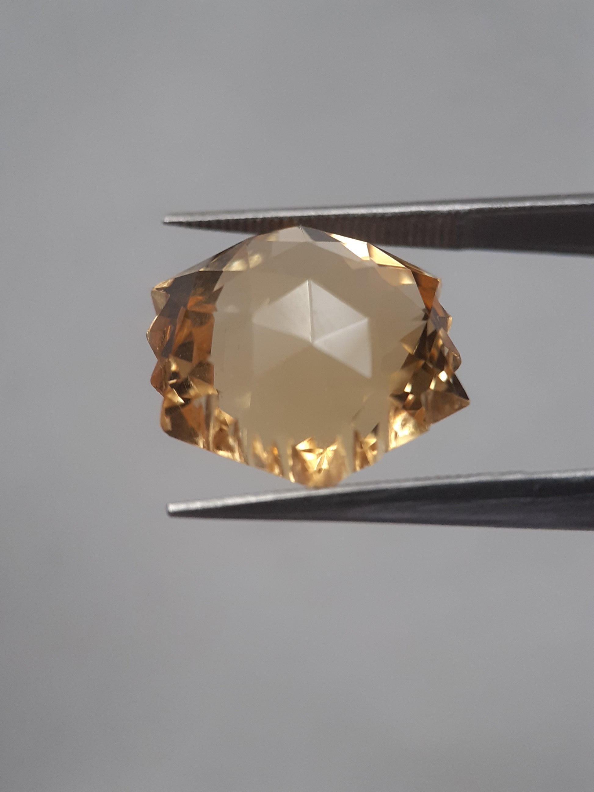 Natural yellow Citrine - 9.363 ct - hexagon - unheated - Natural Gems Belgium