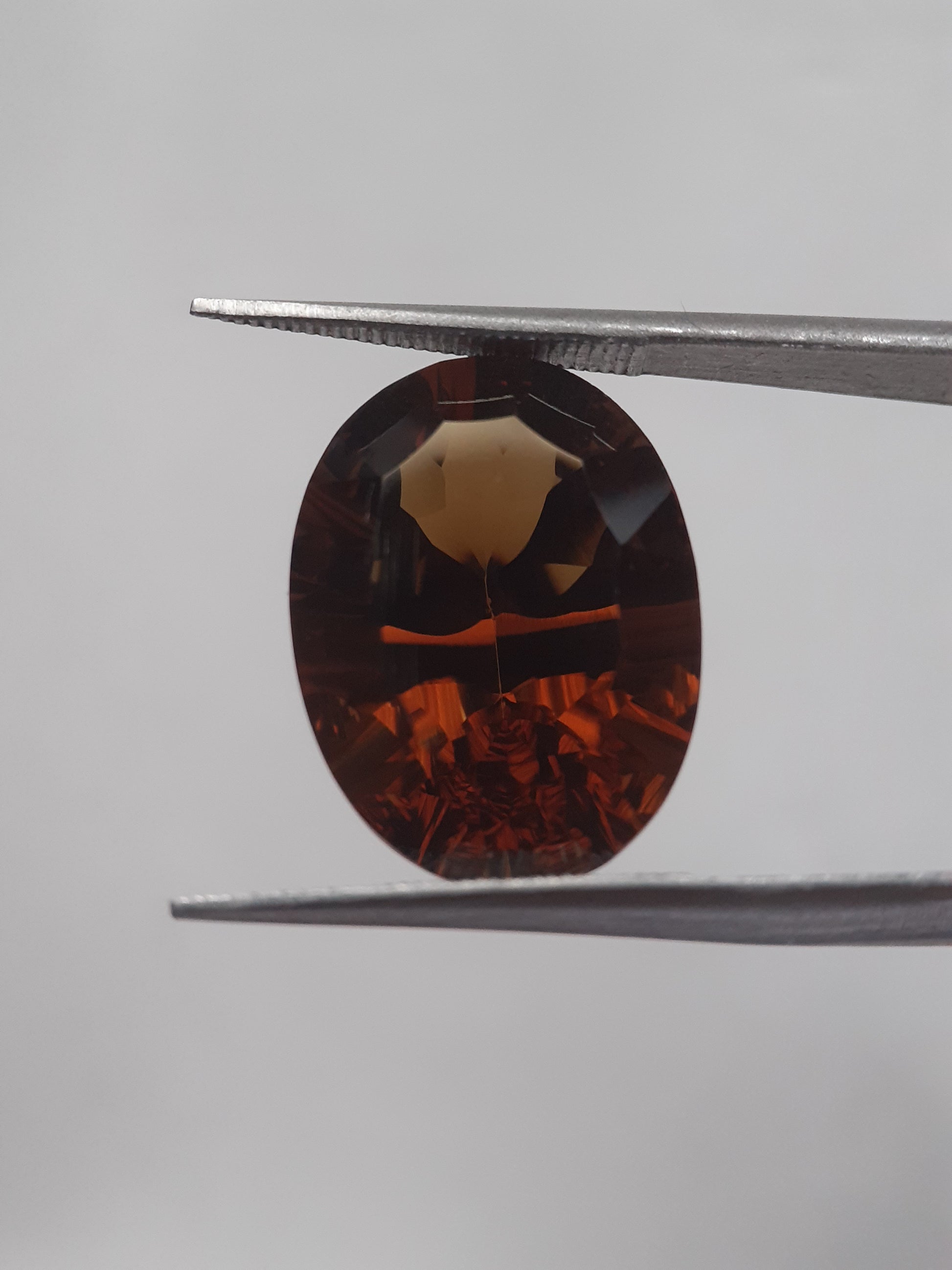 Natural honey yellow Citrine - 8.625 ct - oval custom cut - reddish orange hues - Natural Gems Belgium