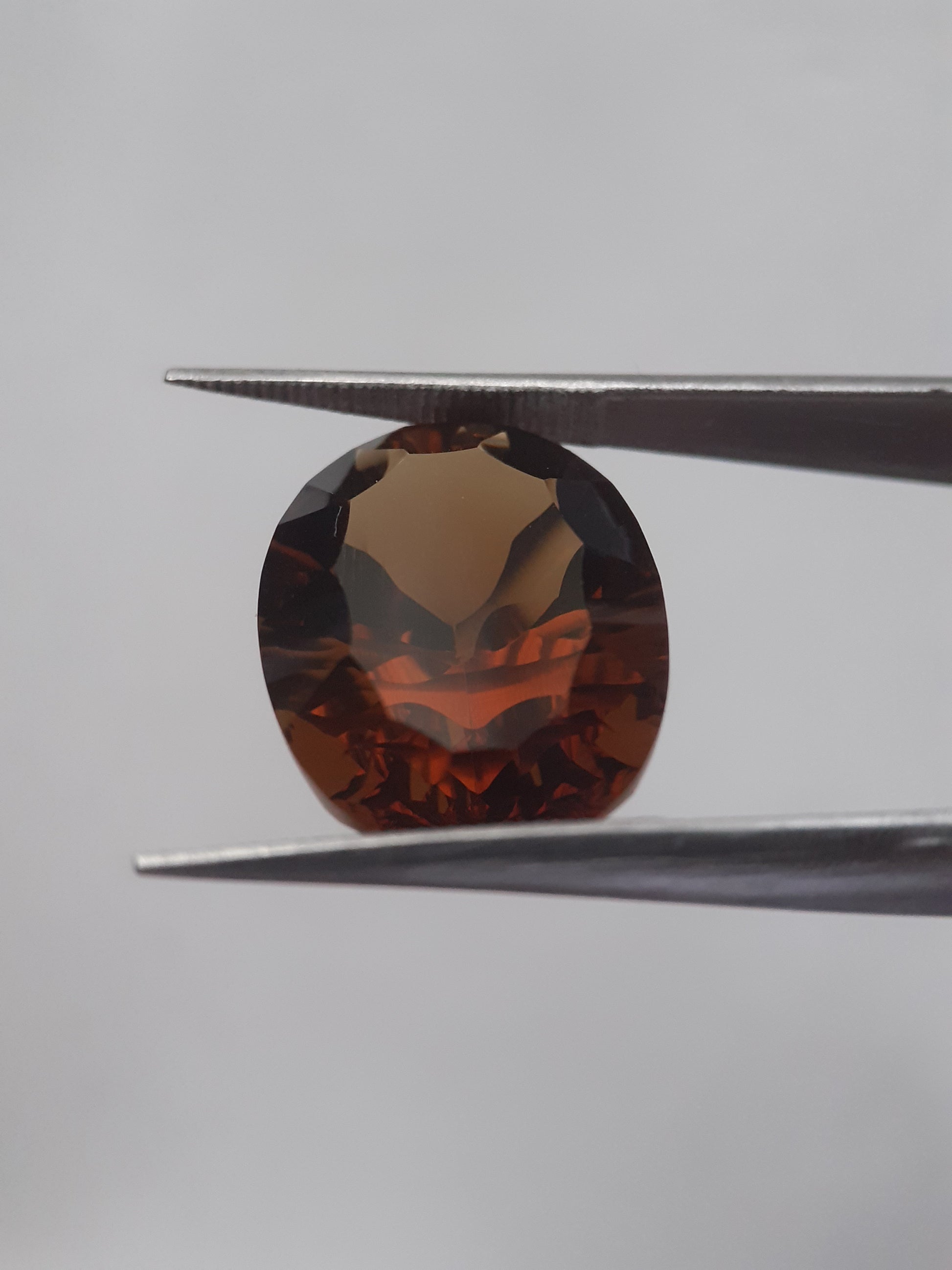 Natural honey yellow Citrine - 8.625 ct - oval custom cut - reddish orange hues - Natural Gems Belgium