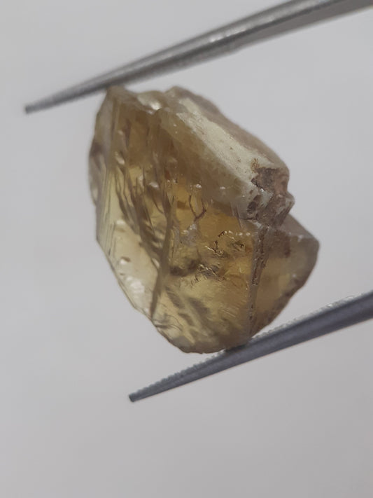 Natural brownish green sphene - 10.010 ct - rough gemstone - for faceting - unheated - Natural Gems Belgium