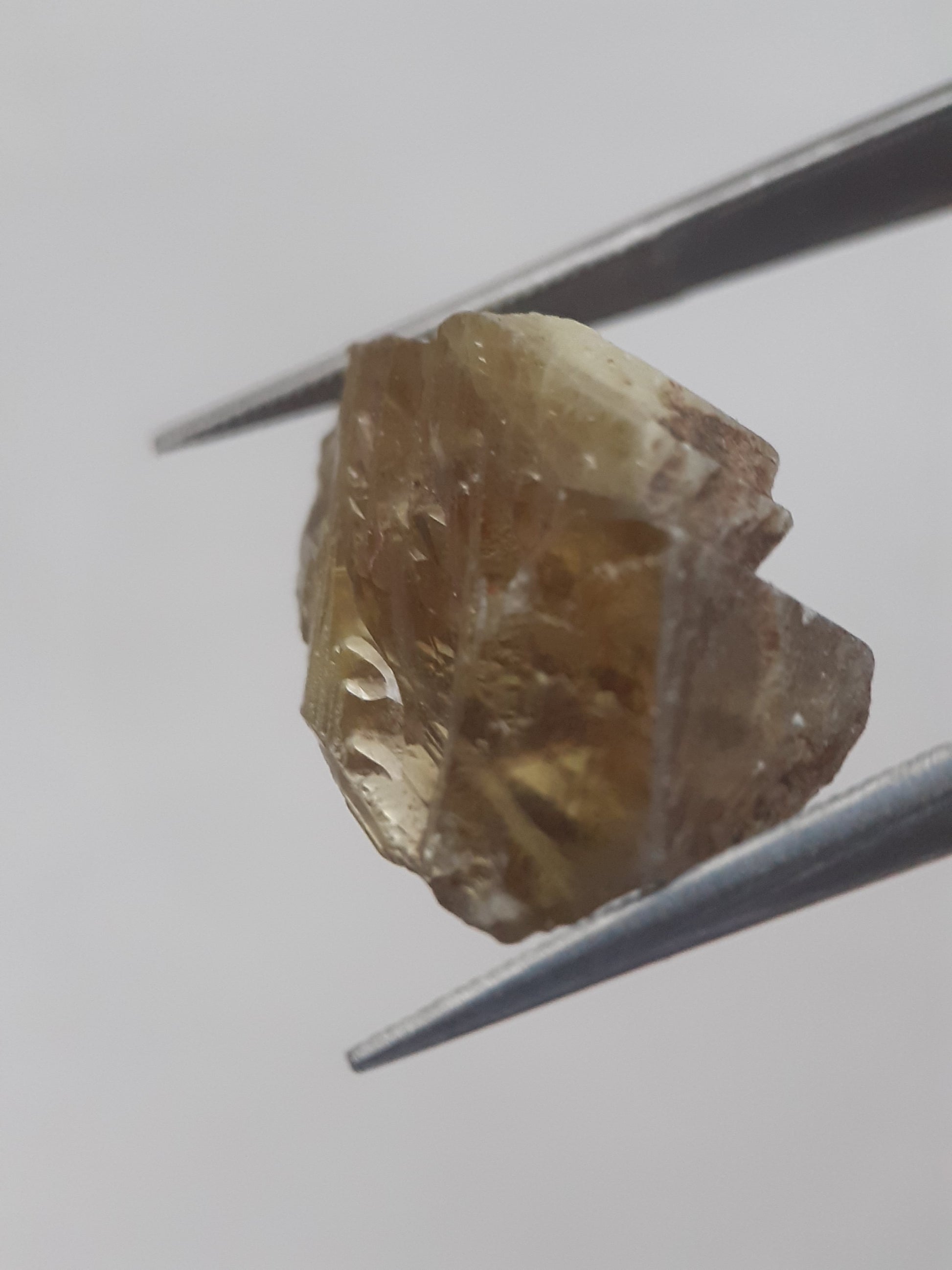 Natural brownish green sphene - 10.010 ct - rough gemstone - for faceting - unheated - Natural Gems Belgium