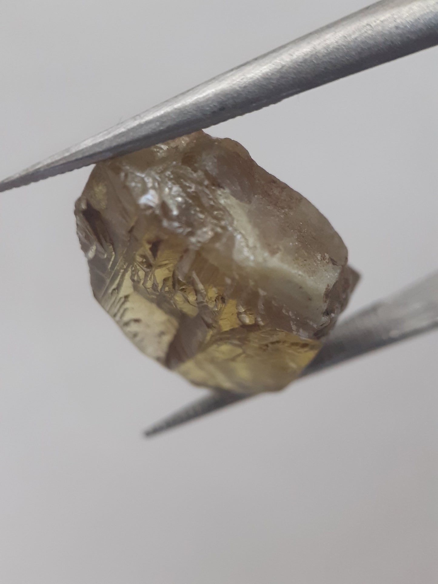 Natural brownish green sphene - 10.010 ct - rough gemstone - for faceting - unheated - Natural Gems Belgium