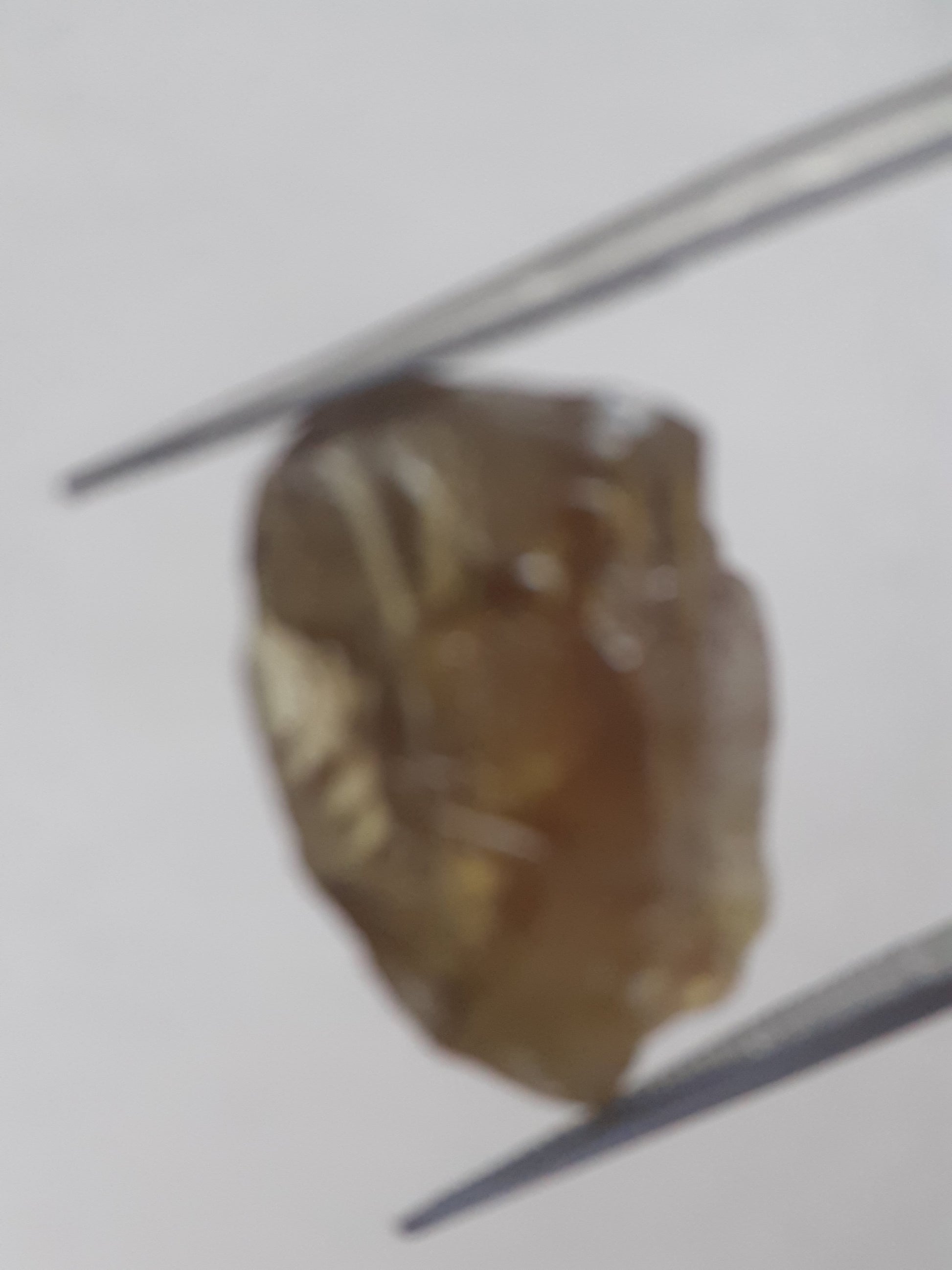 Natural brownish green sphene - 10.010 ct - rough gemstone - for faceting - unheated - Natural Gems Belgium