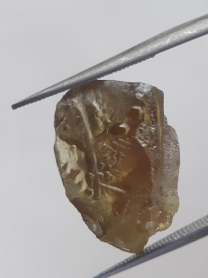 Natural brownish green sphene - 10.010 ct - rough gemstone - for faceting - unheated - Natural Gems Belgium