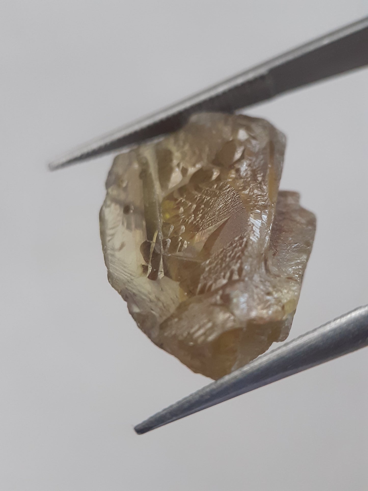 Natural brownish green sphene - 10.010 ct - rough gemstone - for faceting - unheated - Natural Gems Belgium