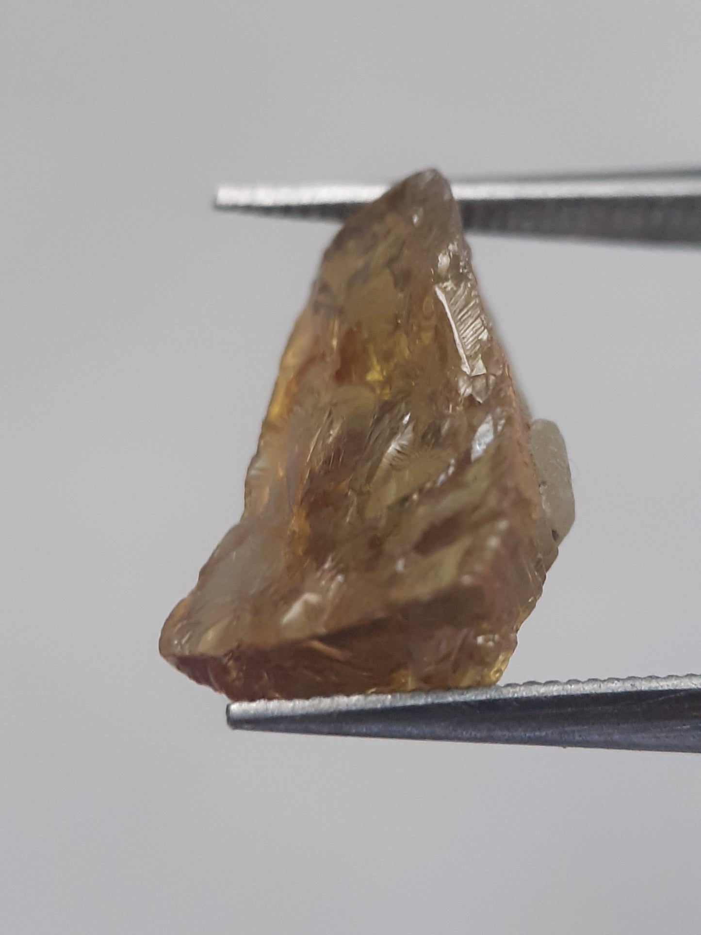 Natural brownish yellow sphene - 3.579 ct - rough gemstone - for faceting - unheated - Natural Gems Belgium