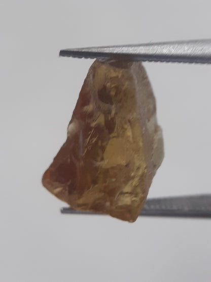 Natural brownish yellow sphene - 3.579 ct - rough gemstone - for faceting - unheated - Natural Gems Belgium