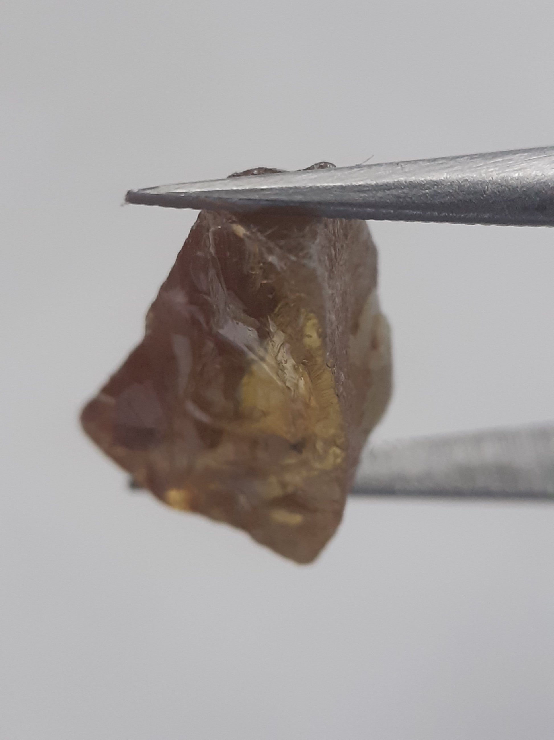 Natural brownish yellow sphene - 3.579 ct - rough gemstone - for faceting - unheated - Natural Gems Belgium