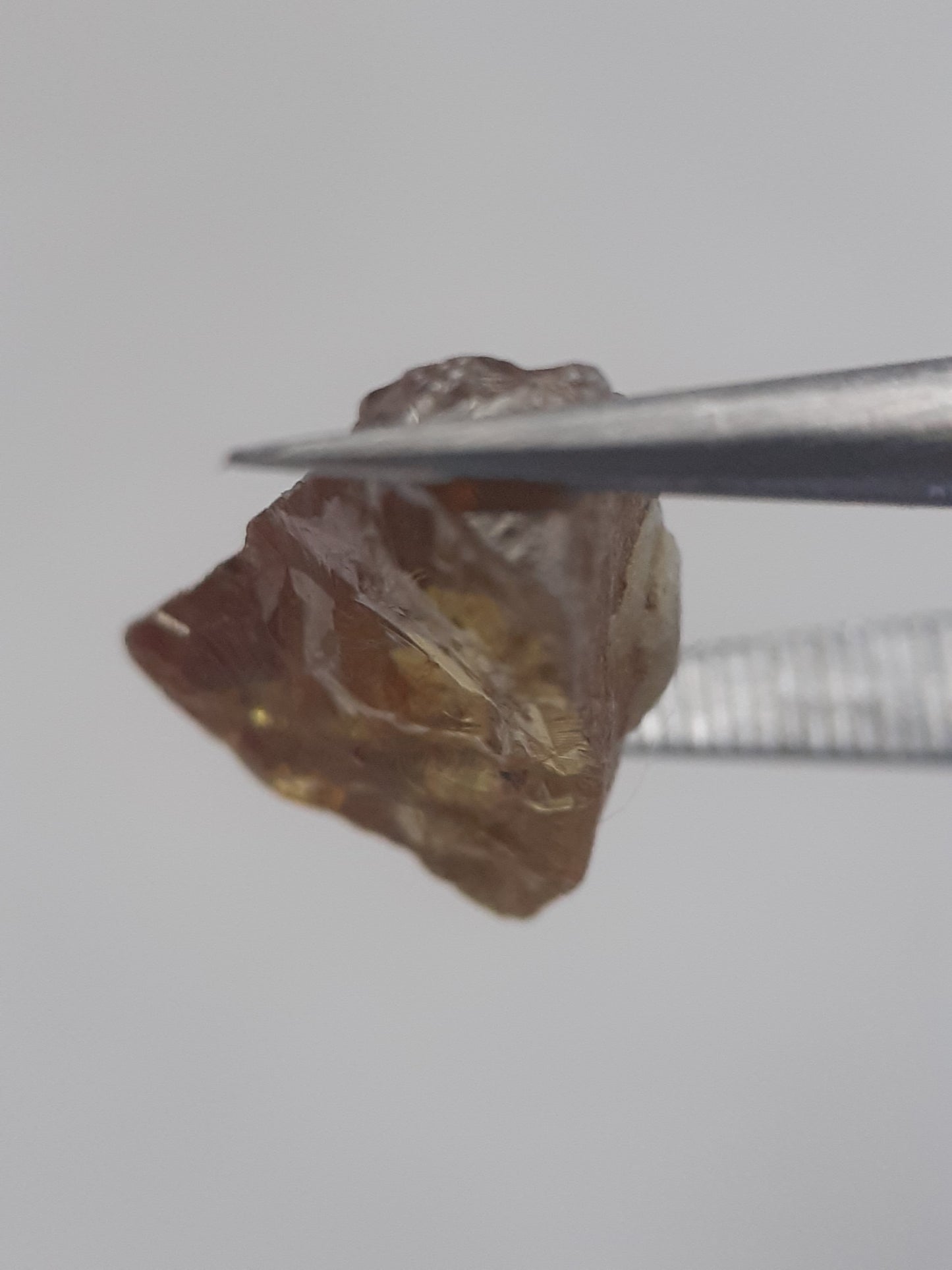 Natural brownish yellow sphene - 3.579 ct - rough gemstone - for faceting - unheated - Natural Gems Belgium