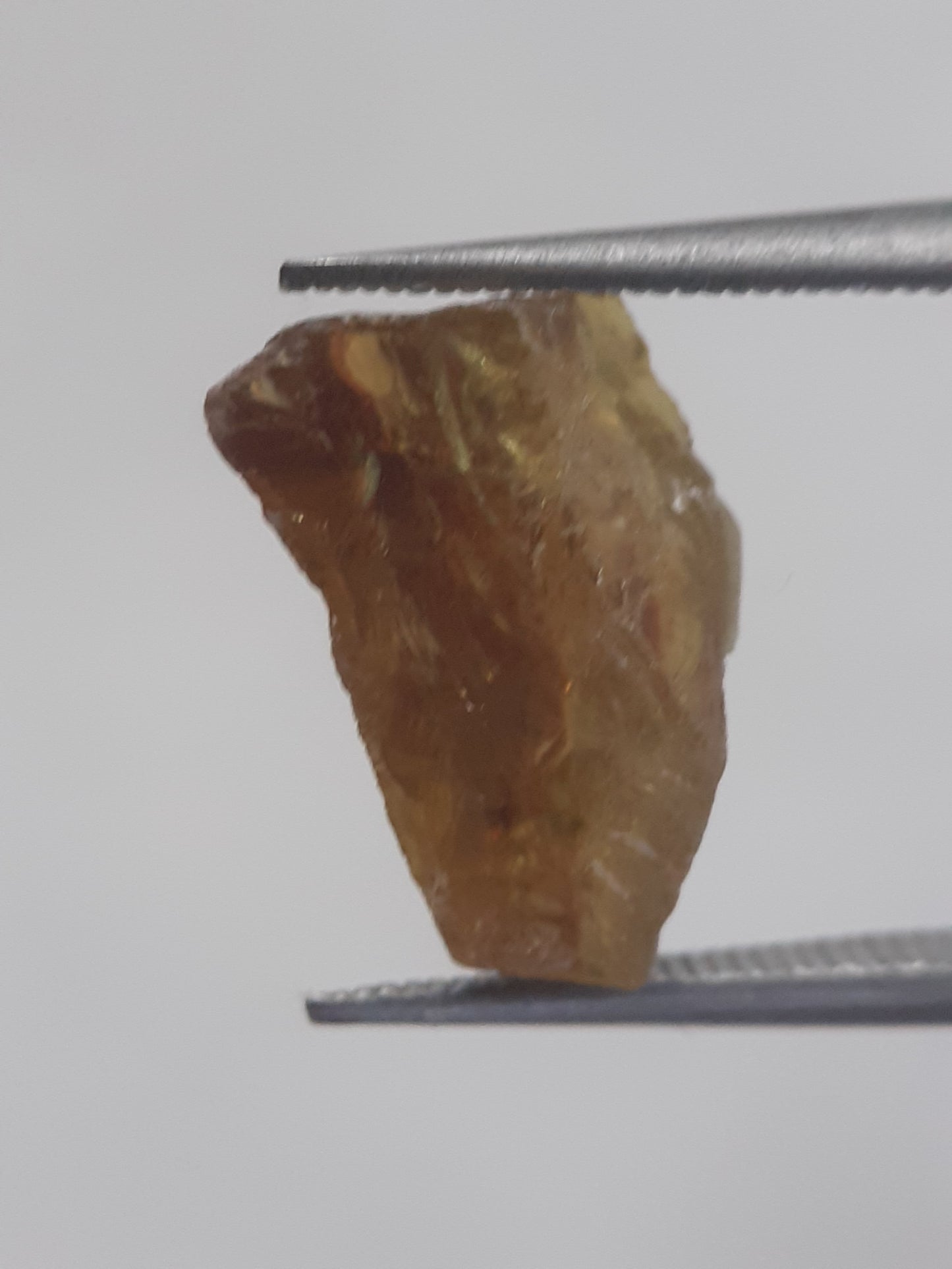 Natural brownish yellow sphene - 3.579 ct - rough gemstone - for faceting - unheated - Natural Gems Belgium