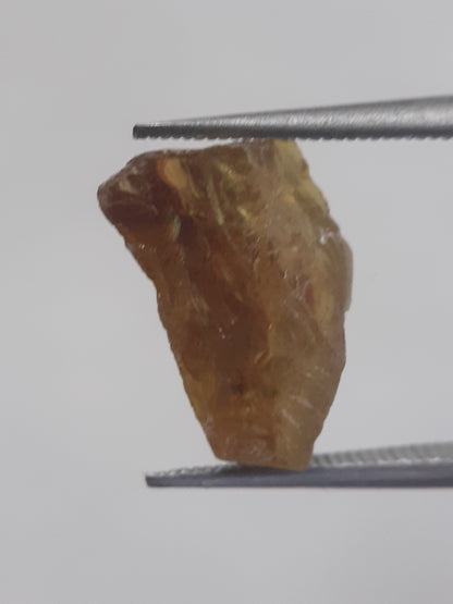 Natural brownish yellow sphene - 3.579 ct - rough gemstone - for faceting - unheated - Natural Gems Belgium