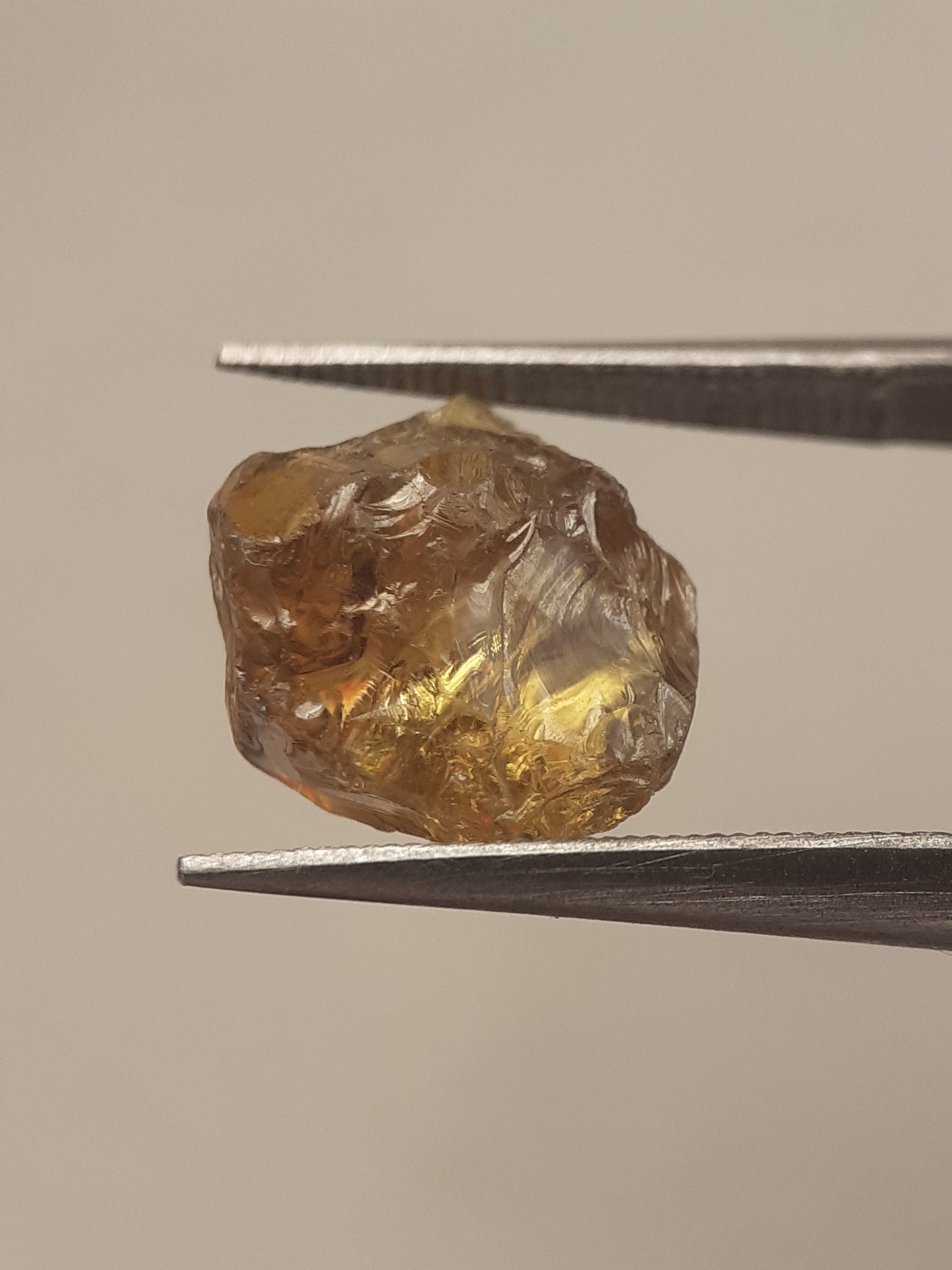 Natural greenish brownish yellow sphene - 4.555 ct - rough gemstone - for faceting - high fire posibilities - Natural Gems Belgium