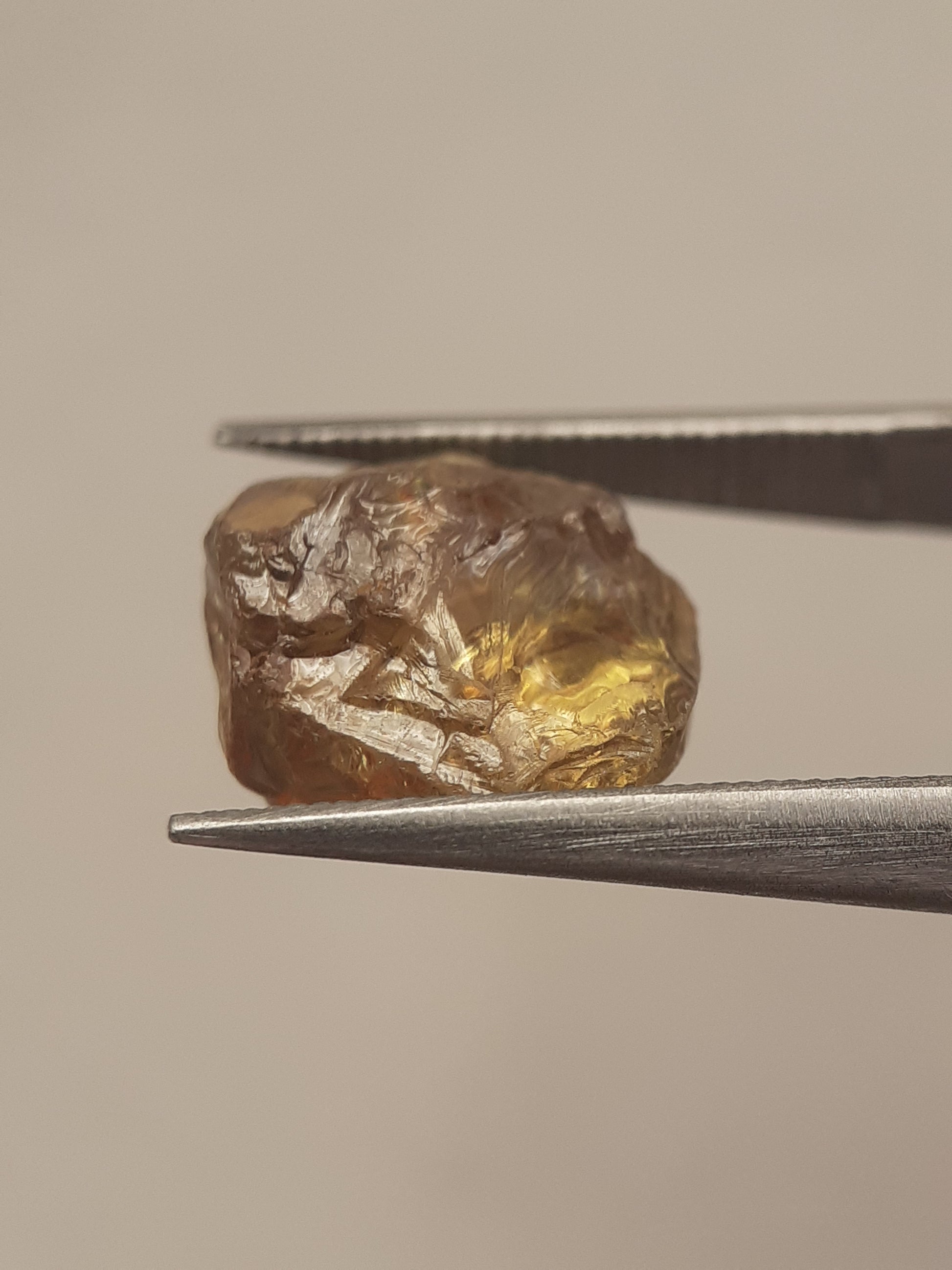 Natural greenish brownish yellow sphene - 4.555 ct - rough gemstone - for faceting - high fire posibilities - Natural Gems Belgium