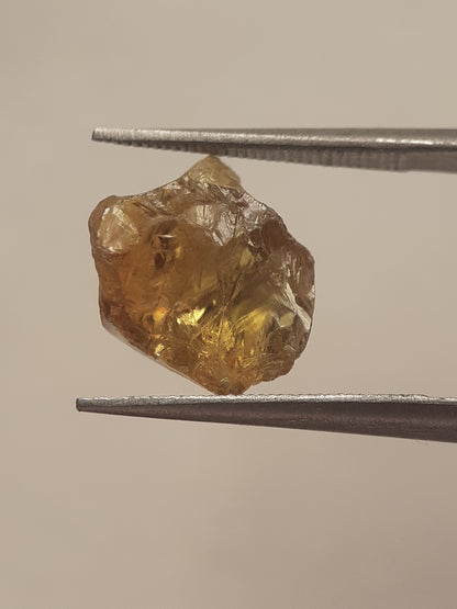 Natural greenish brownish yellow sphene - 4.555 ct - rough gemstone - for faceting - high fire posibilities - Natural Gems Belgium