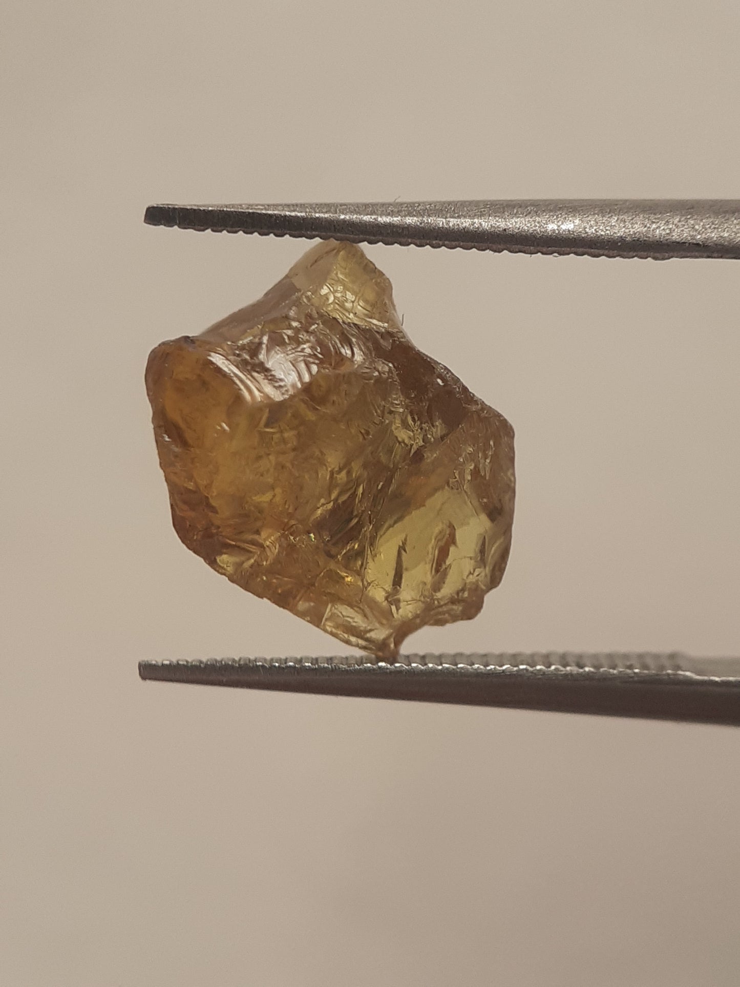 Natural greenish brownish yellow sphene - 4.555 ct - rough gemstone - for faceting - high fire posibilities - Natural Gems Belgium