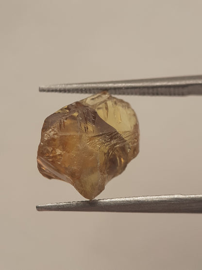 Natural greenish brownish yellow sphene - 4.555 ct - rough gemstone - for faceting - high fire posibilities - Natural Gems Belgium