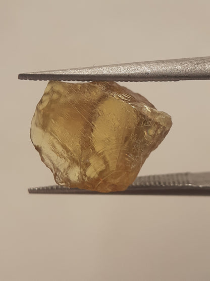 Natural orangey yellow sphene - 4.043 ct - rough gemstone - for faceting - unheated - Natural Gems Belgium