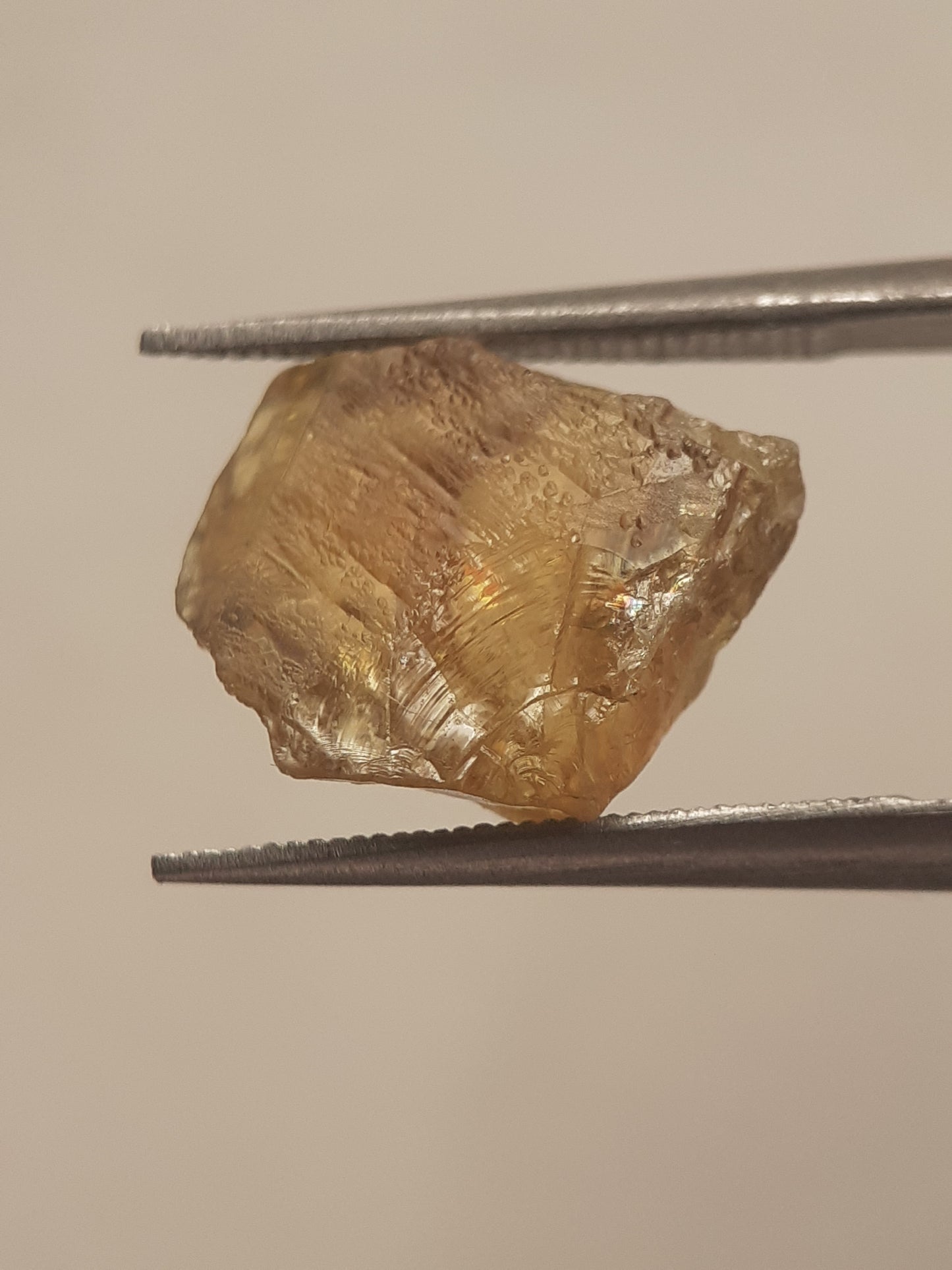 Natural orangey yellow sphene - 4.043 ct - rough gemstone - for faceting - unheated - Natural Gems Belgium