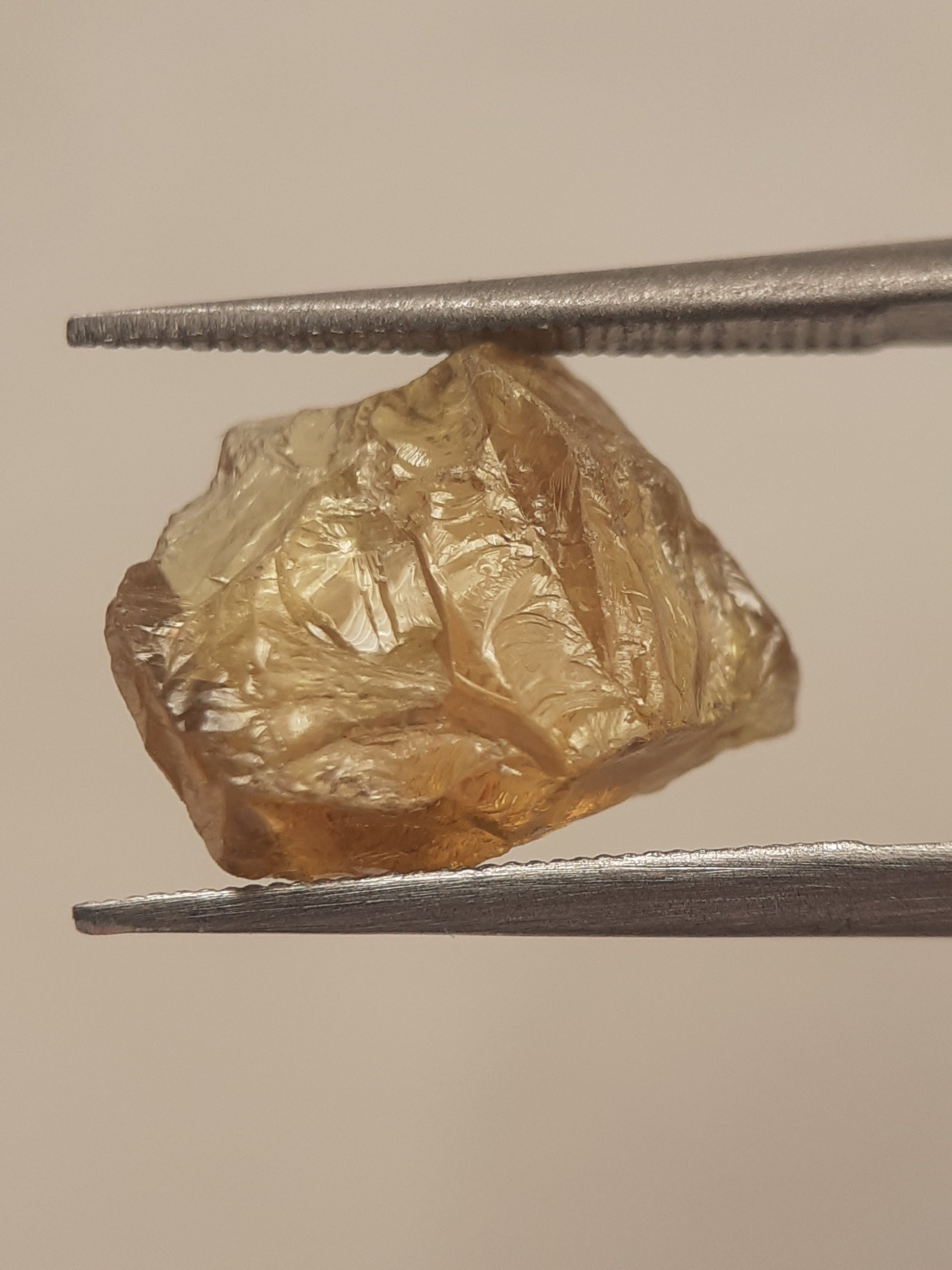 Natural orangey yellow sphene - 4.043 ct - rough gemstone - for faceting - unheated - Natural Gems Belgium