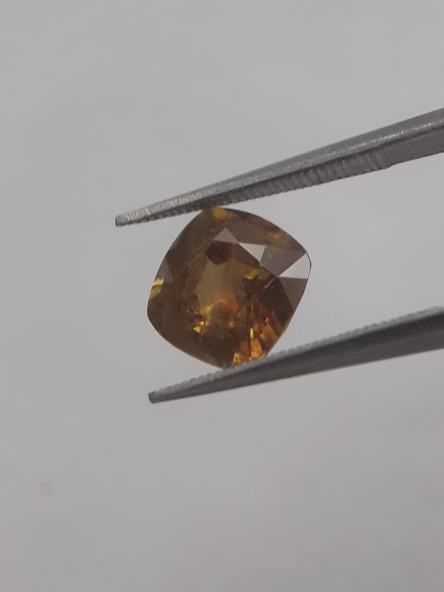 Natural honey yellow shpene - 1.898 ct - cushion - unheated - Natural Gems Belgium