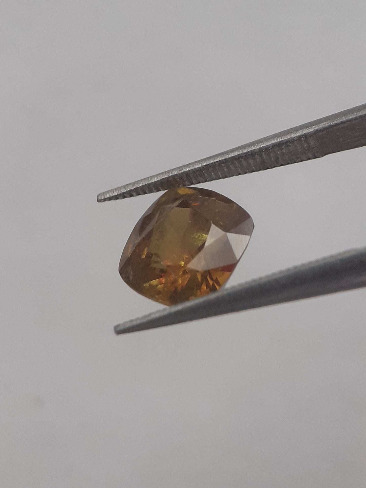 Natural honey yellow shpene - 1.898 ct - cushion - unheated - Natural Gems Belgium