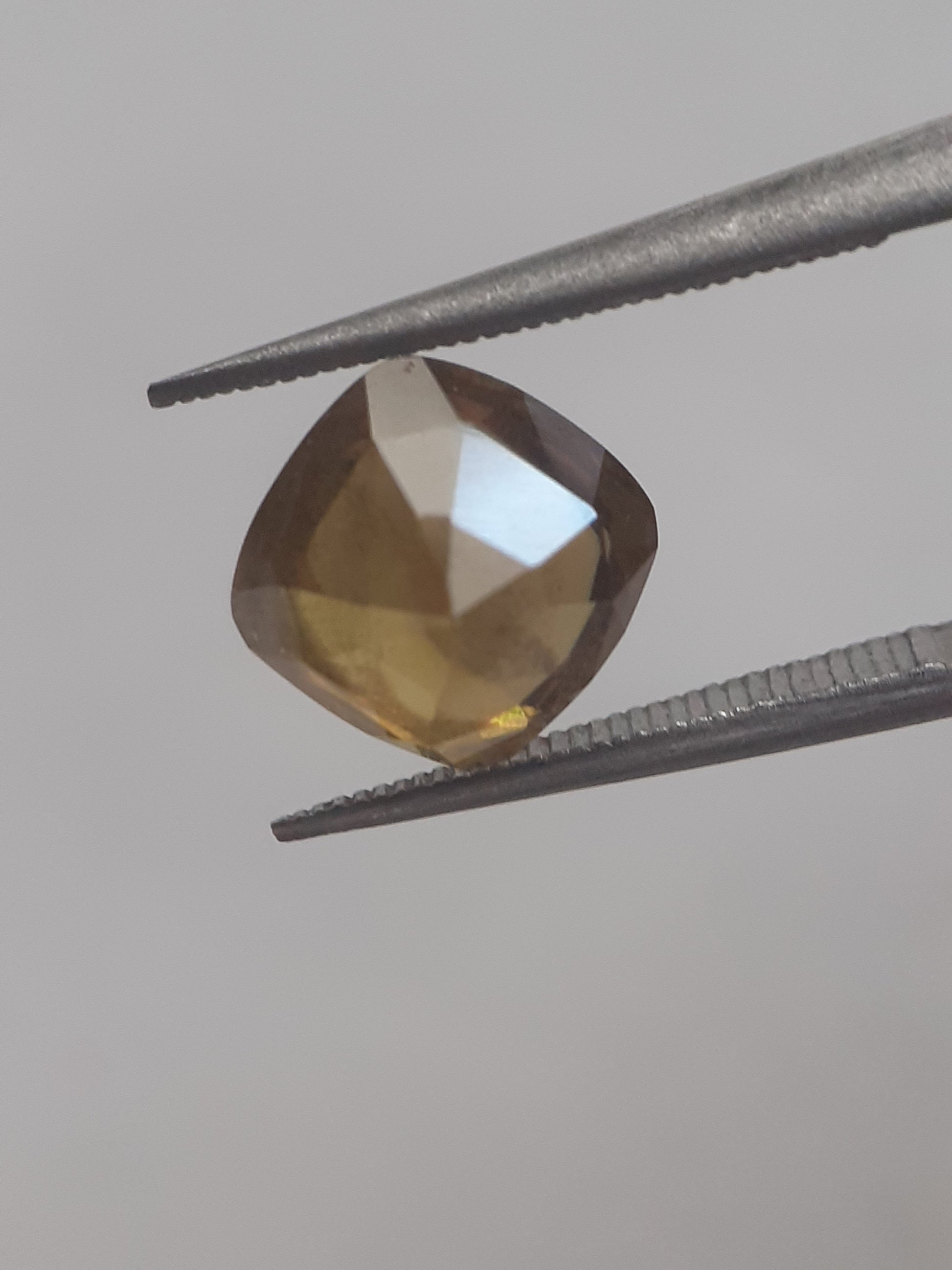 Natural honey yellow shpene - 1.898 ct - cushion - unheated - Natural Gems Belgium