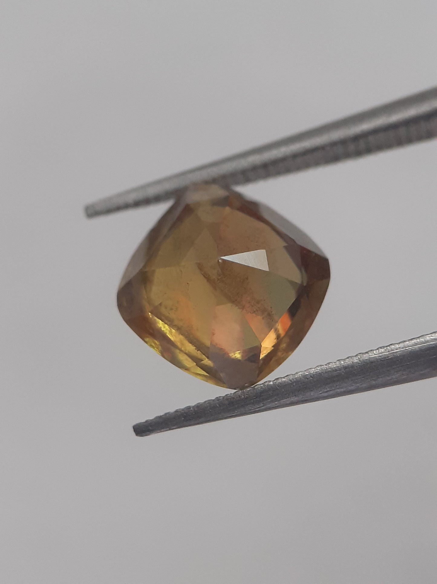 Natural honey yellow shpene - 1.898 ct - cushion - unheated - Natural Gems Belgium