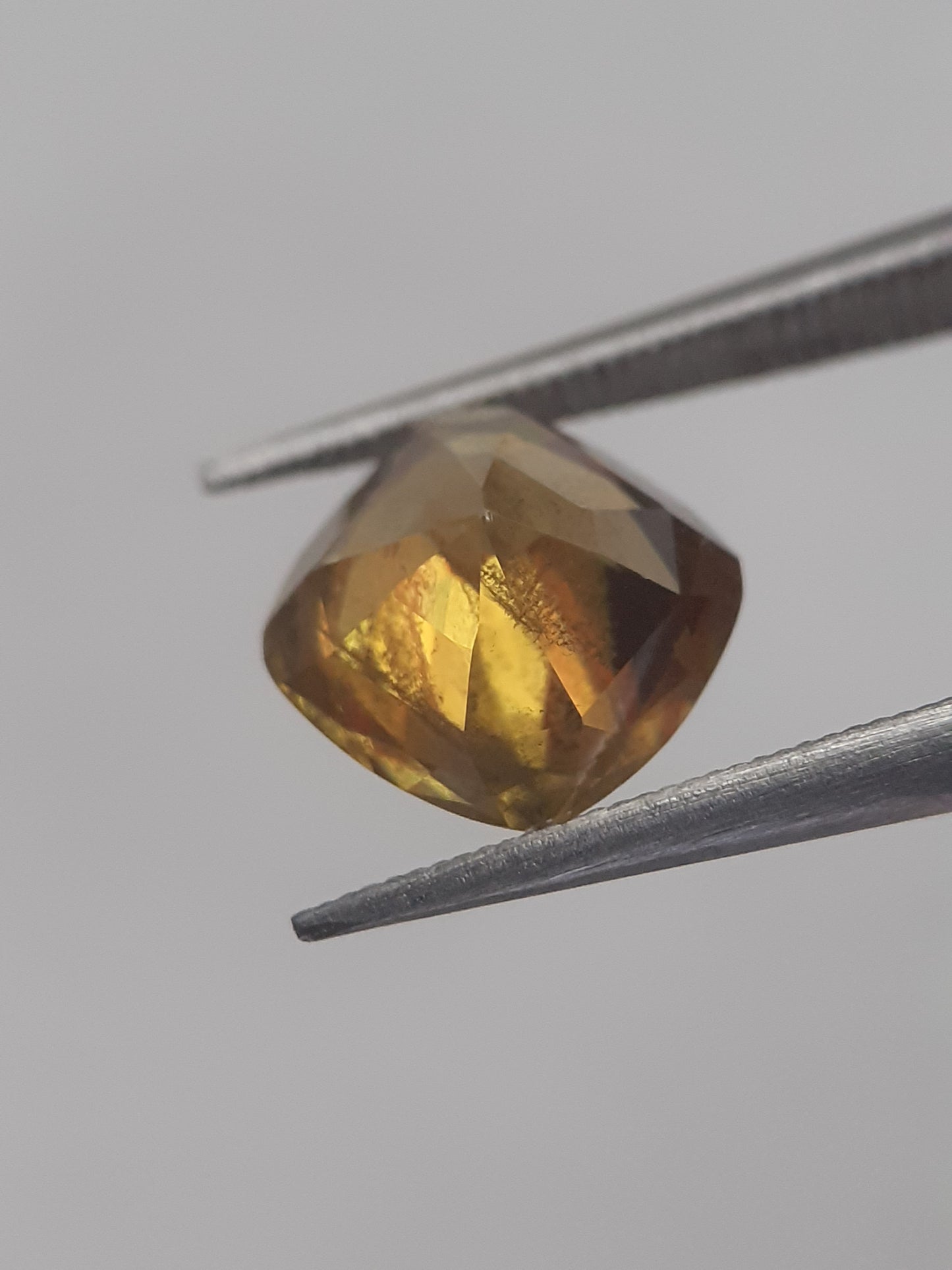 Natural honey yellow shpene - 1.898 ct - cushion - unheated - Natural Gems Belgium