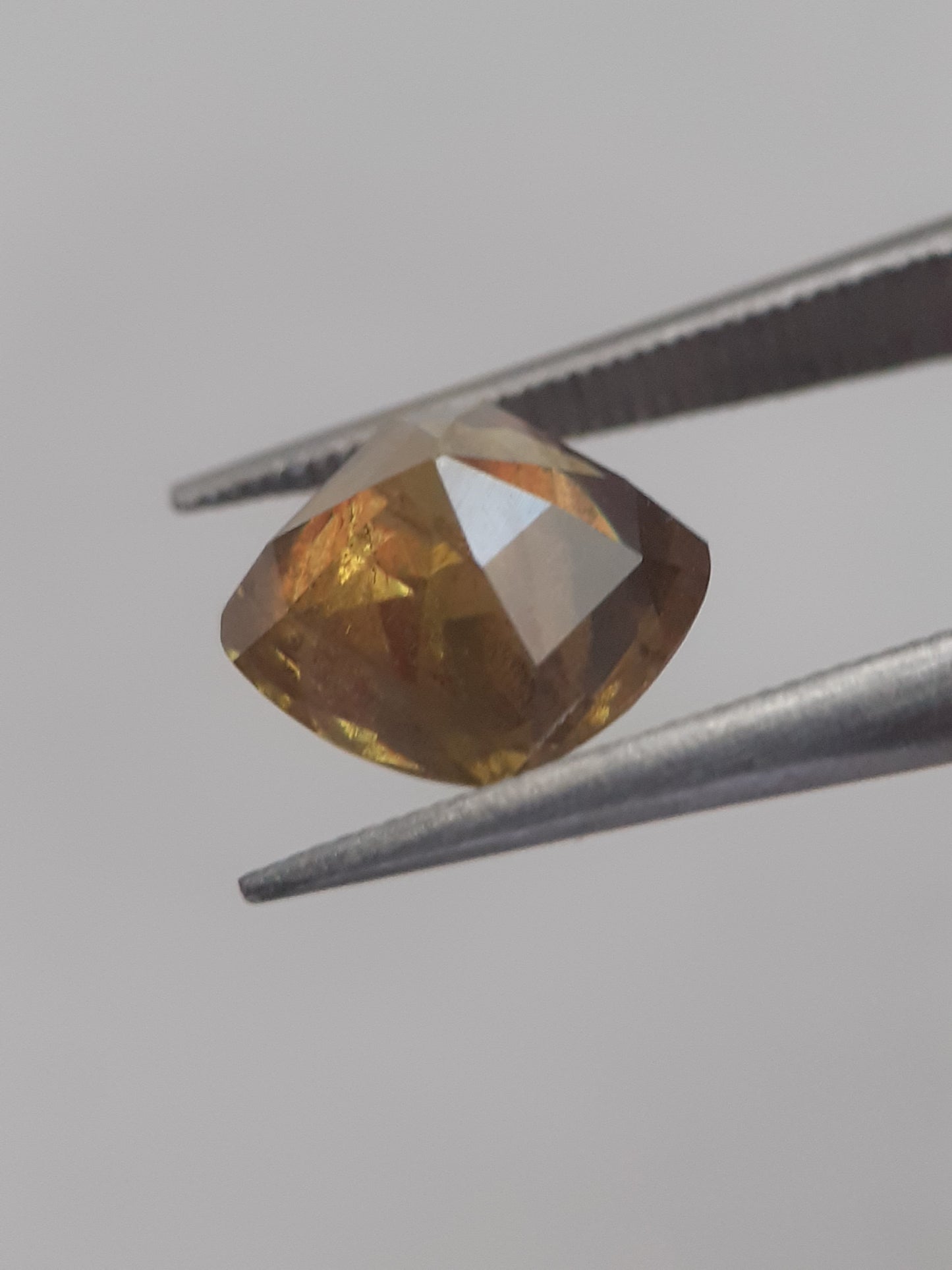 Natural honey yellow shpene - 1.898 ct - cushion - unheated - Natural Gems Belgium