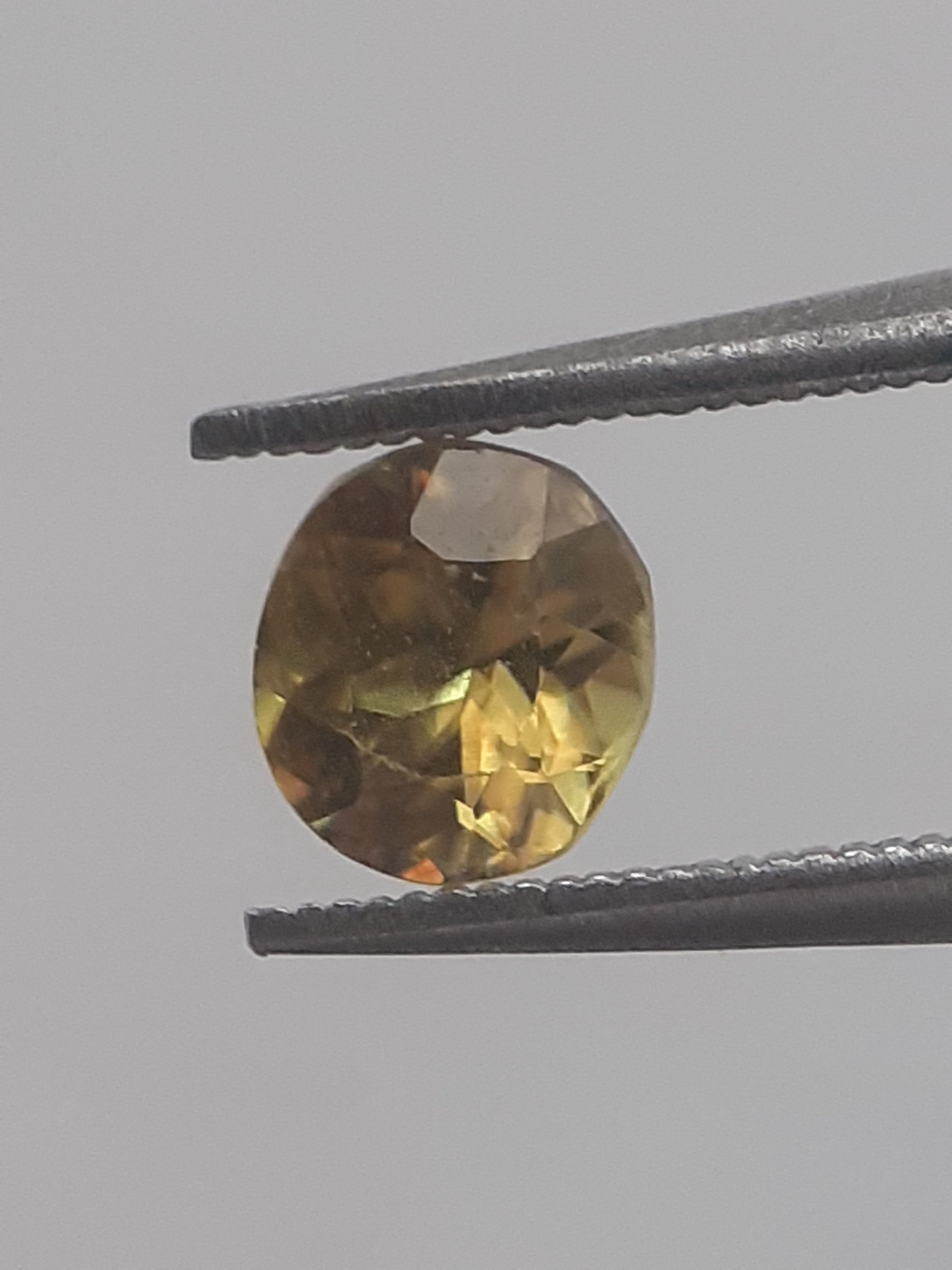 Natural greenish yellow shpene - 0.457 ct - oval - unheated - Natural Gems Belgium