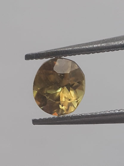 Natural greenish yellow shpene - 0.457 ct - oval - unheated - Natural Gems Belgium