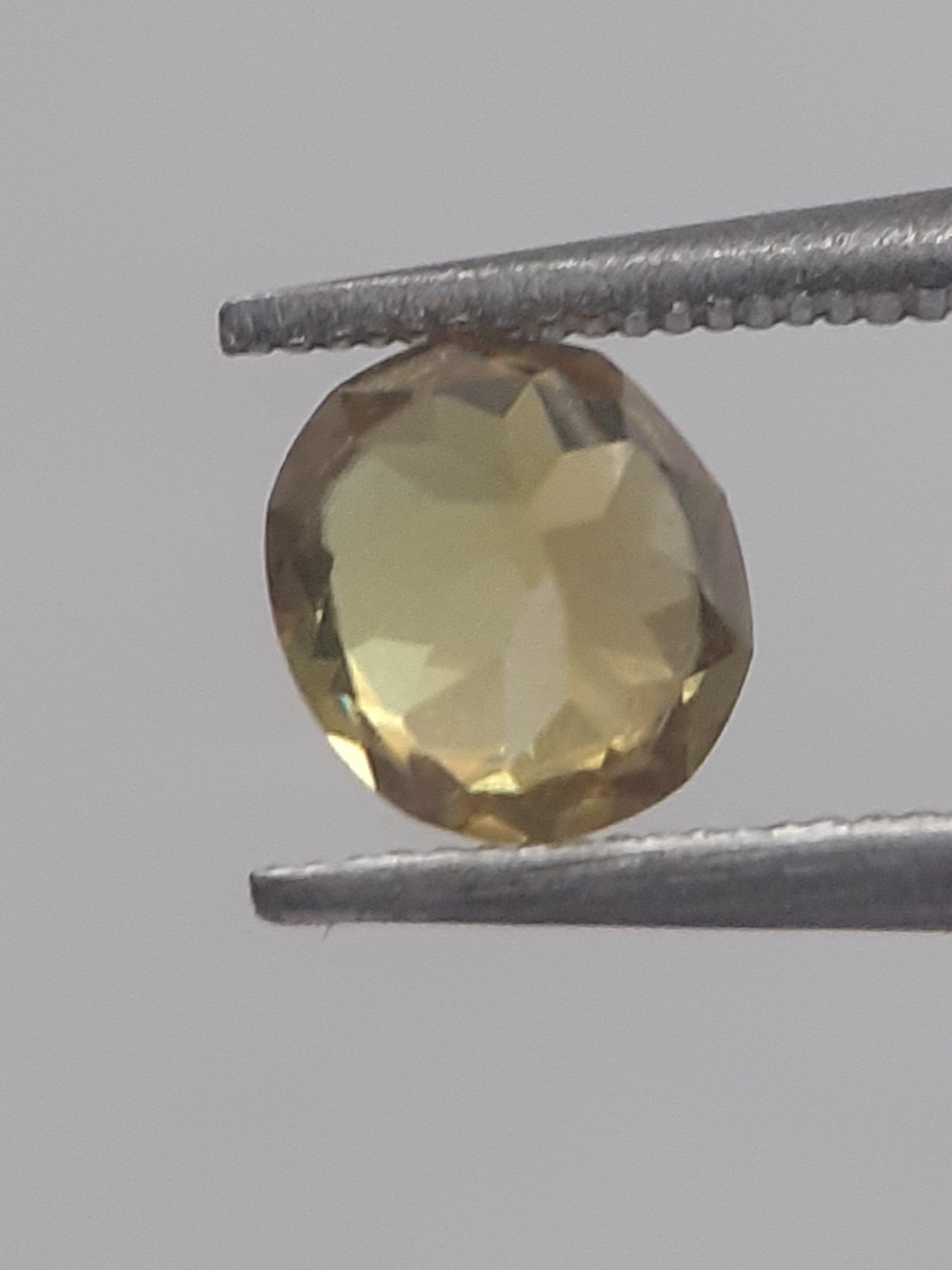 Natural greenish yellow shpene - 0.457 ct - oval - unheated - Natural Gems Belgium