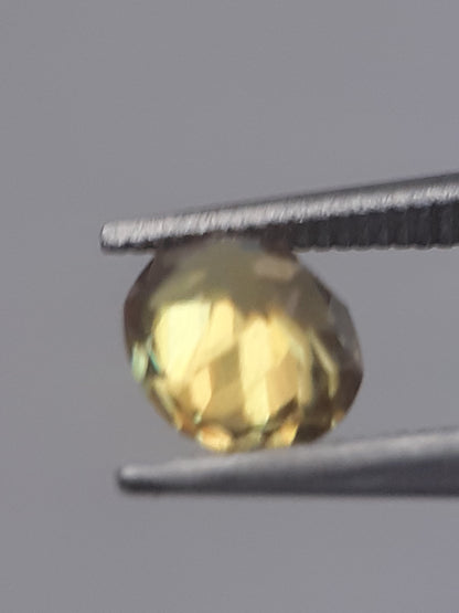 Natural greenish yellow shpene - 0.457 ct - oval - unheated - Natural Gems Belgium