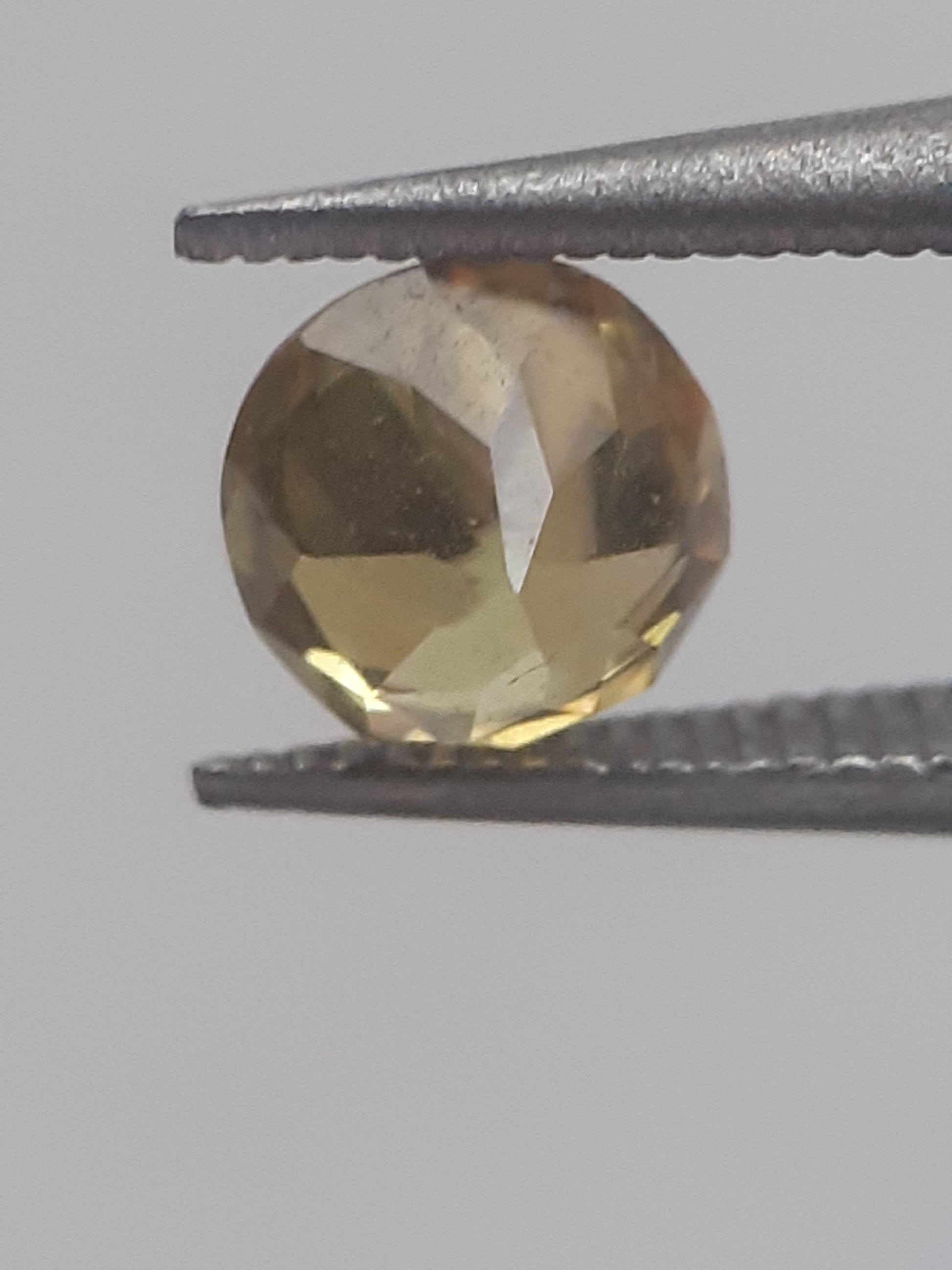 Natural greenish yellow shpene - 0.457 ct - oval - unheated - Natural Gems Belgium