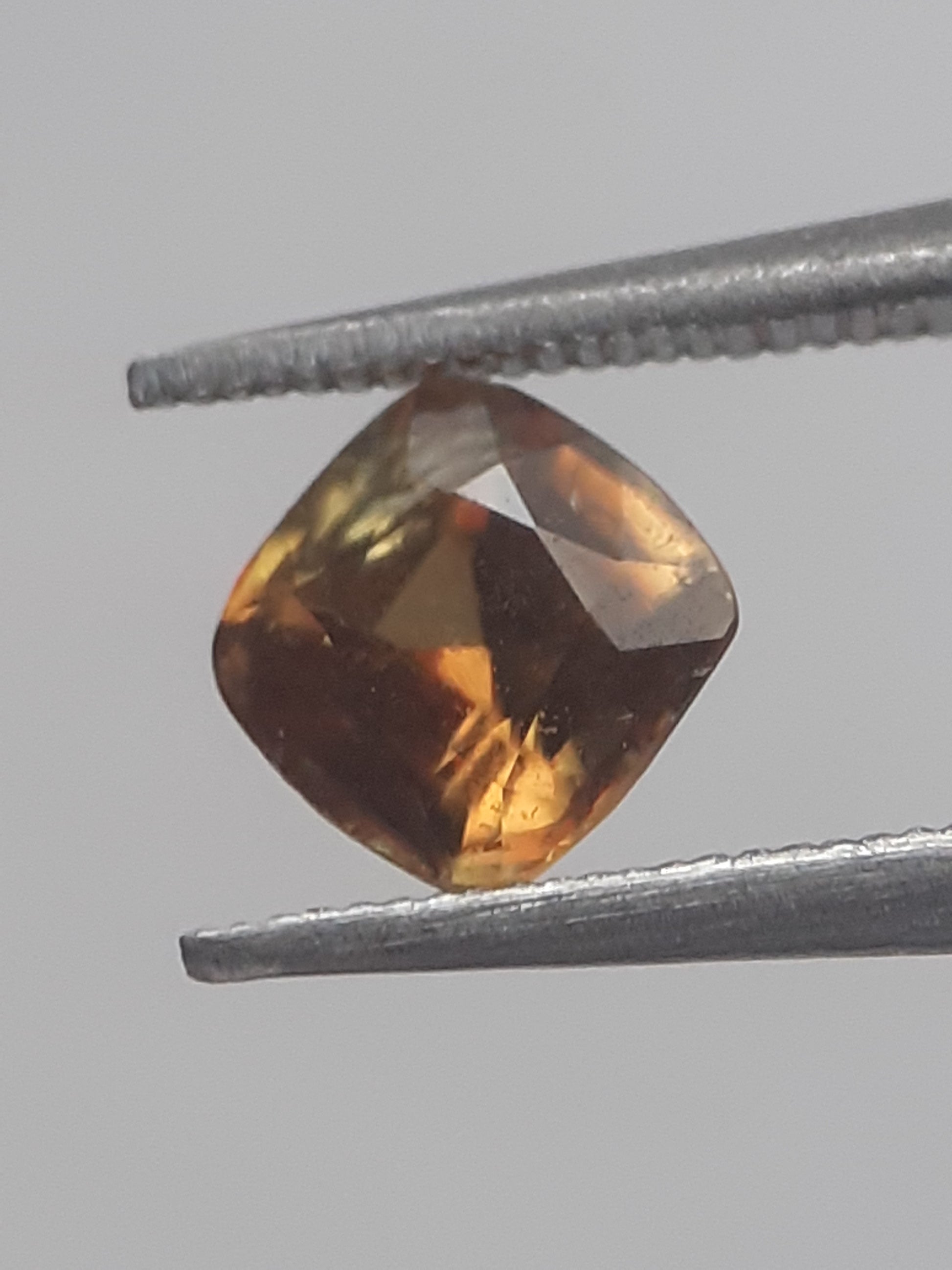 Natural brownish orangey yellow shpene - 0.565 ct - cushion - unheated - Natural Gems Belgium