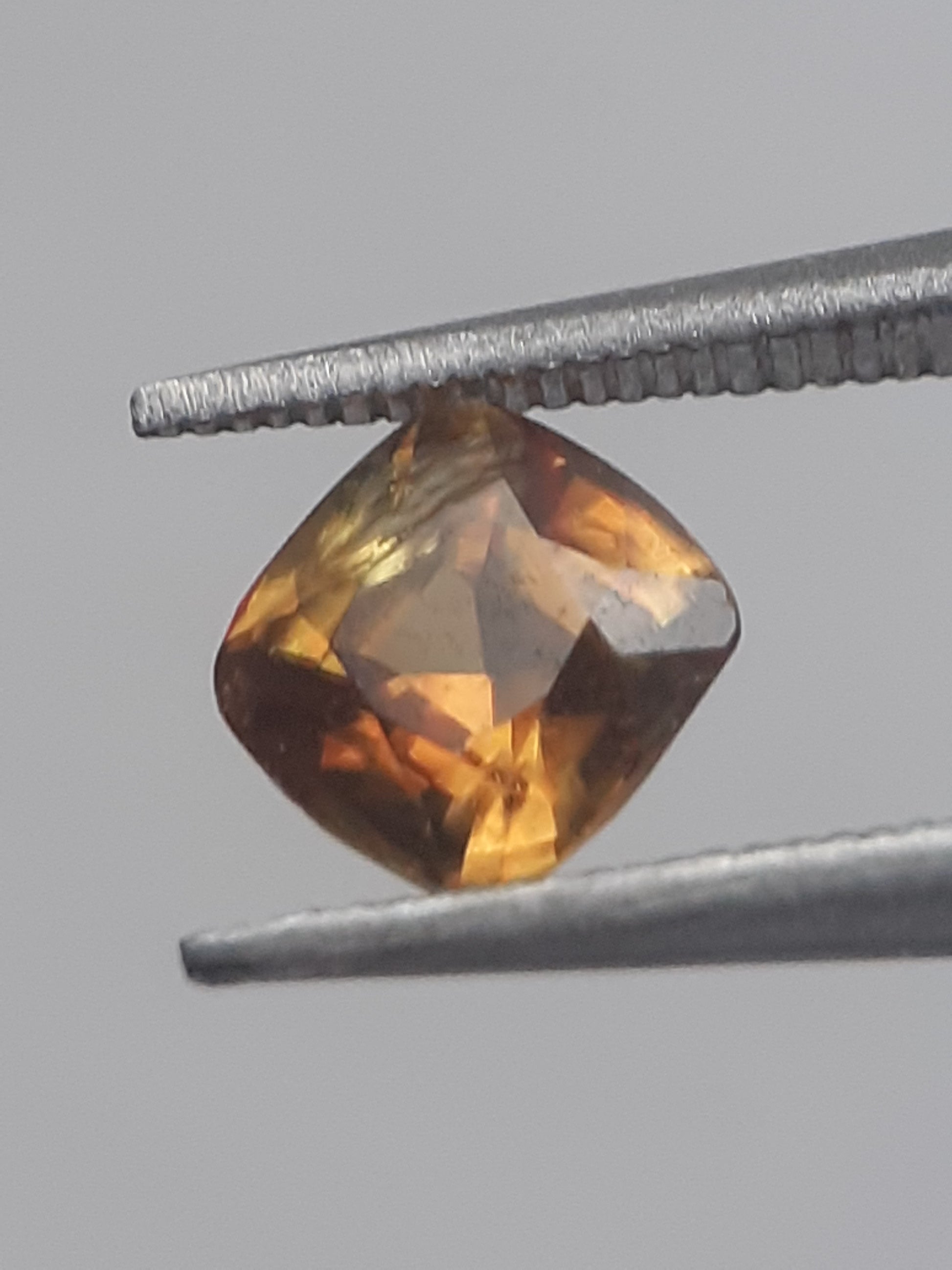 Natural brownish orangey yellow shpene - 0.565 ct - cushion - unheated - Natural Gems Belgium